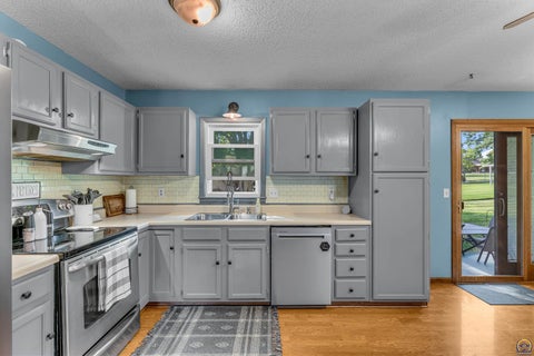 Tiny photo for 5001 NW Kendall Dr, Topeka, KS 66618 (MLS # 246324)