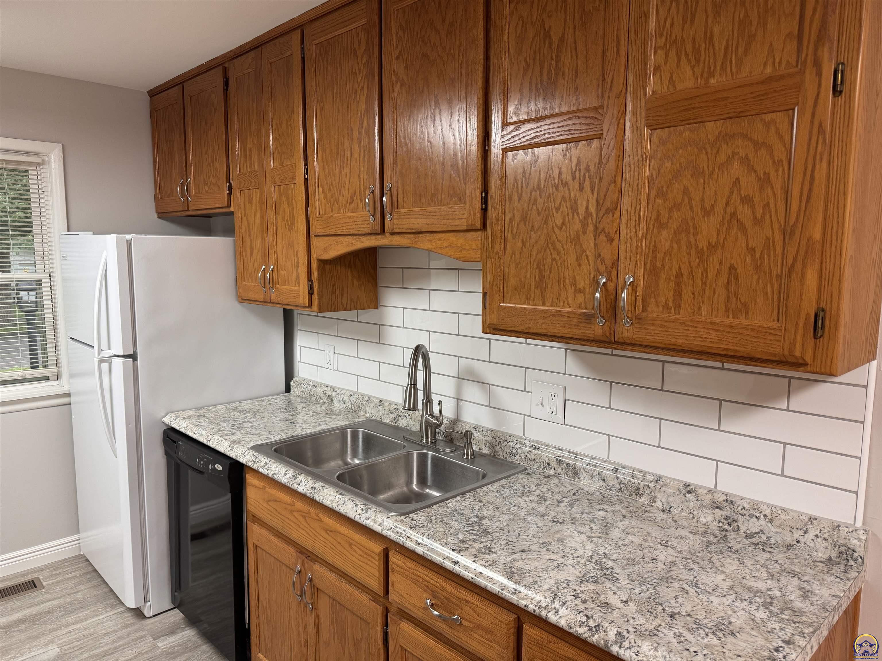 Topeka, Kansas 66604, United States, 3 Bedrooms Bedrooms, ,2 BathroomsBathrooms,Residential,Pending,57680