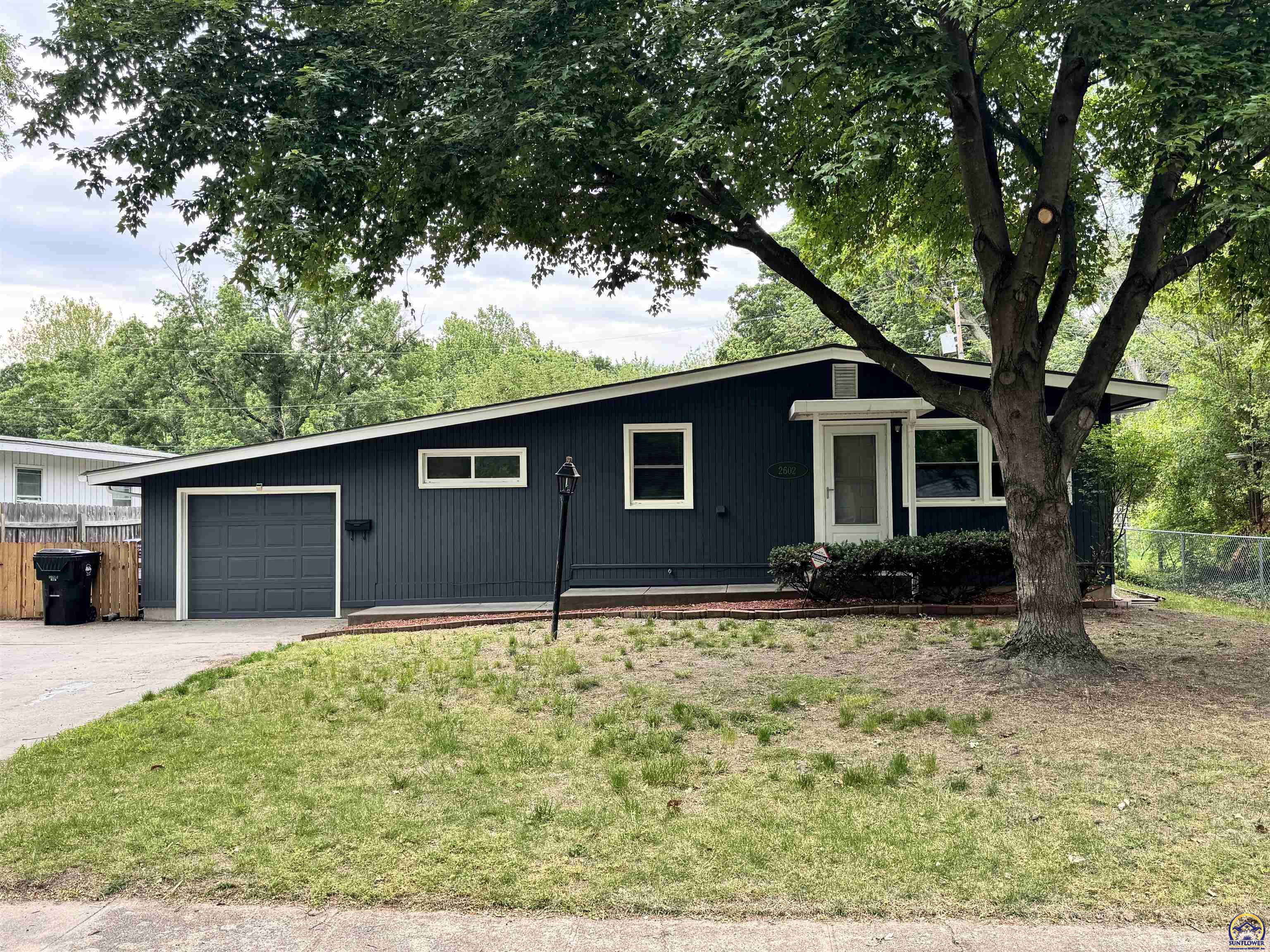 Topeka, Kansas 66604, United States, 3 Bedrooms Bedrooms, ,2 BathroomsBathrooms,Residential,Pending,57680