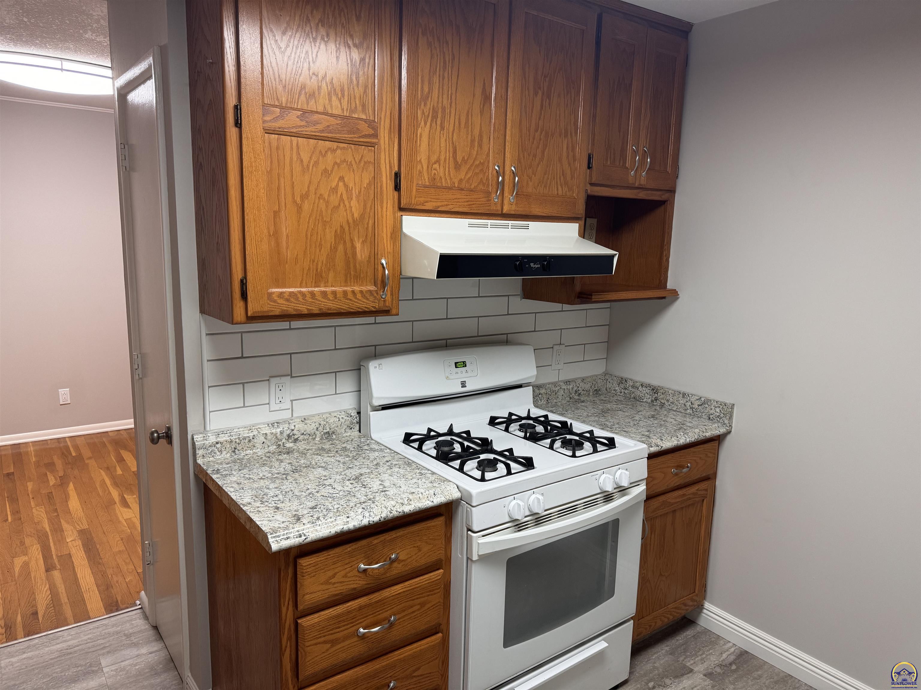 Topeka, Kansas 66604, United States, 3 Bedrooms Bedrooms, ,2 BathroomsBathrooms,Residential,Pending,57680