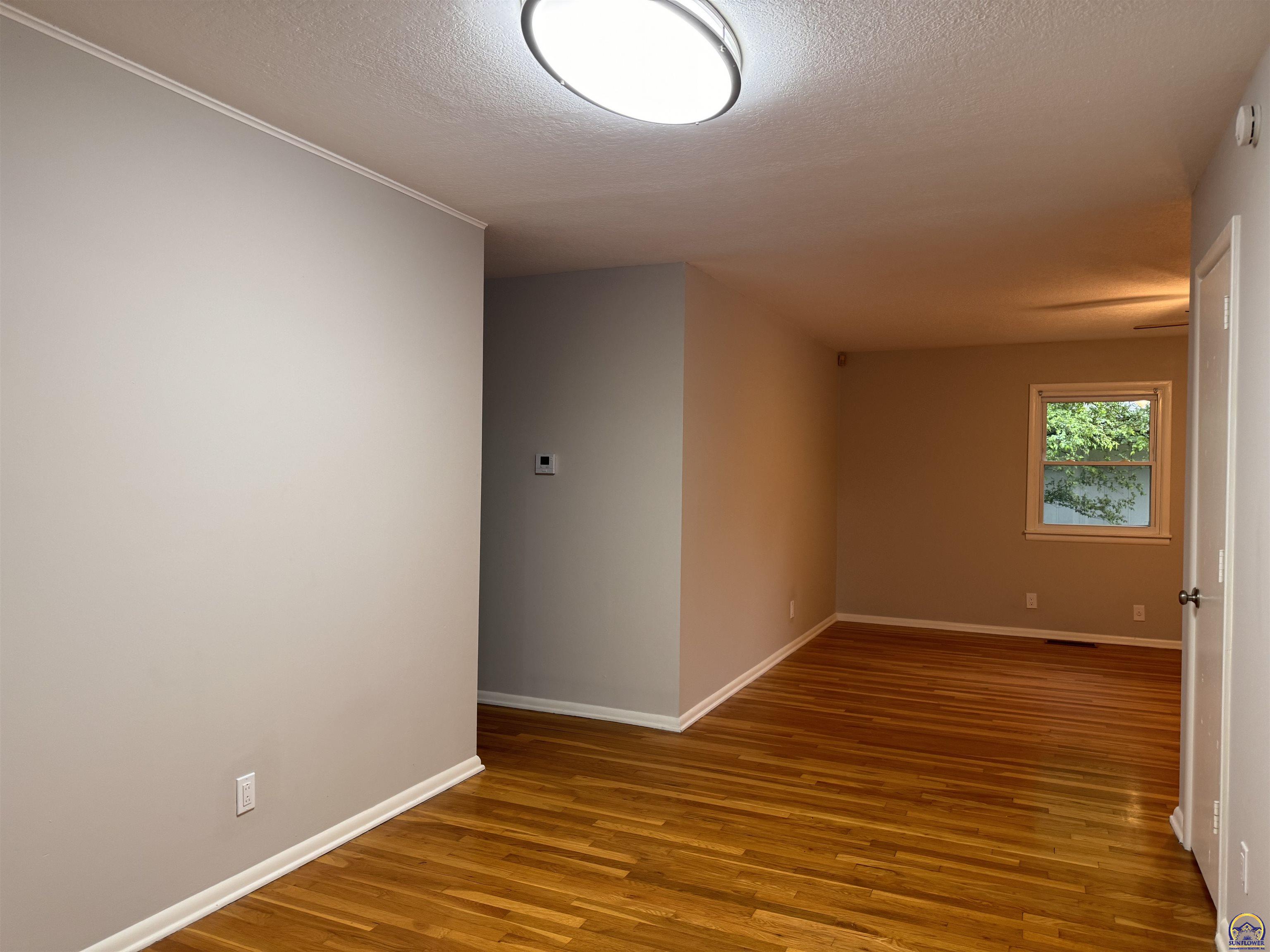 Topeka, Kansas 66604, United States, 3 Bedrooms Bedrooms, ,2 BathroomsBathrooms,Residential,Pending,57680