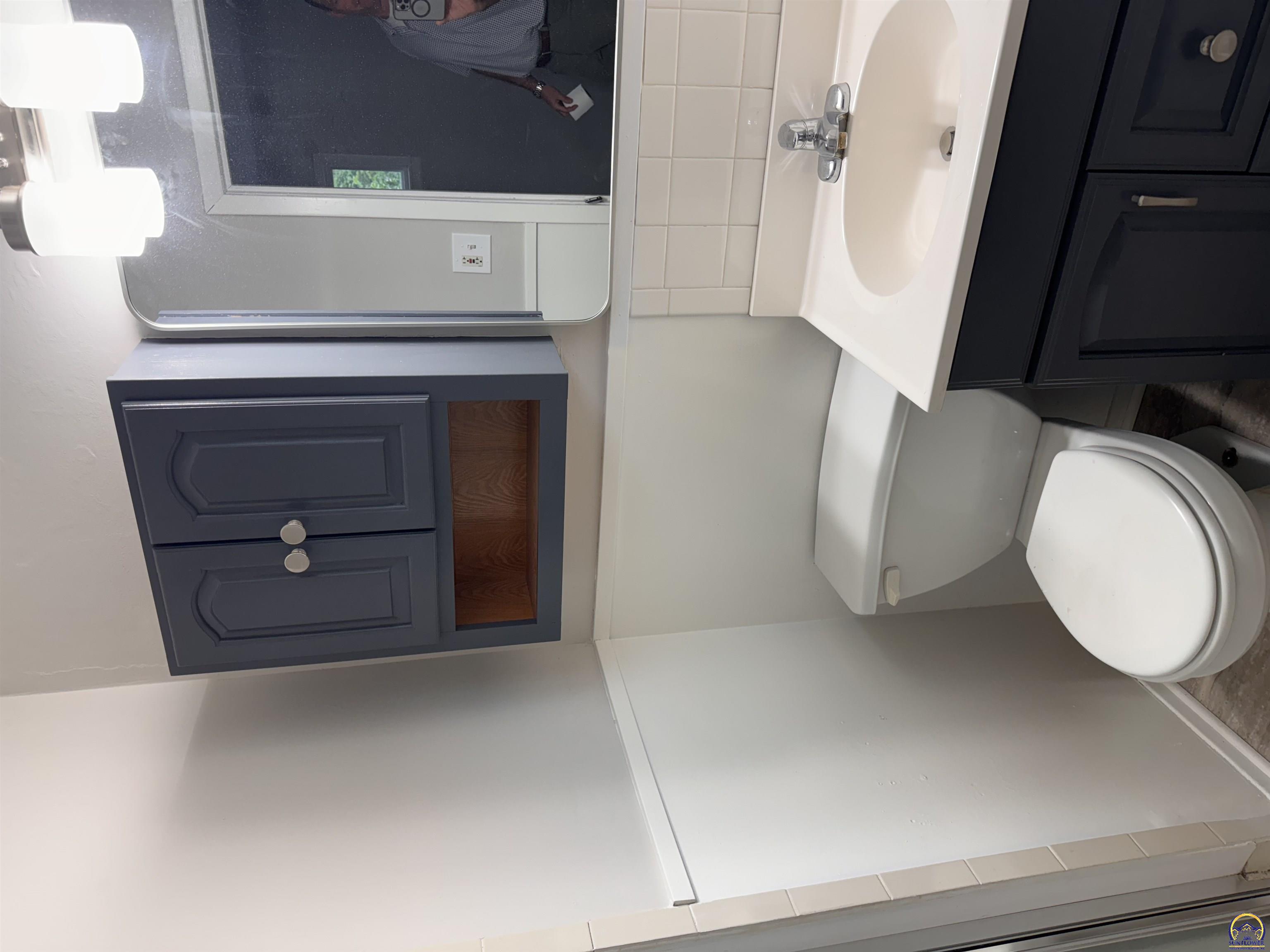 Topeka, Kansas 66604, United States, 3 Bedrooms Bedrooms, ,2 BathroomsBathrooms,Residential,Pending,57680