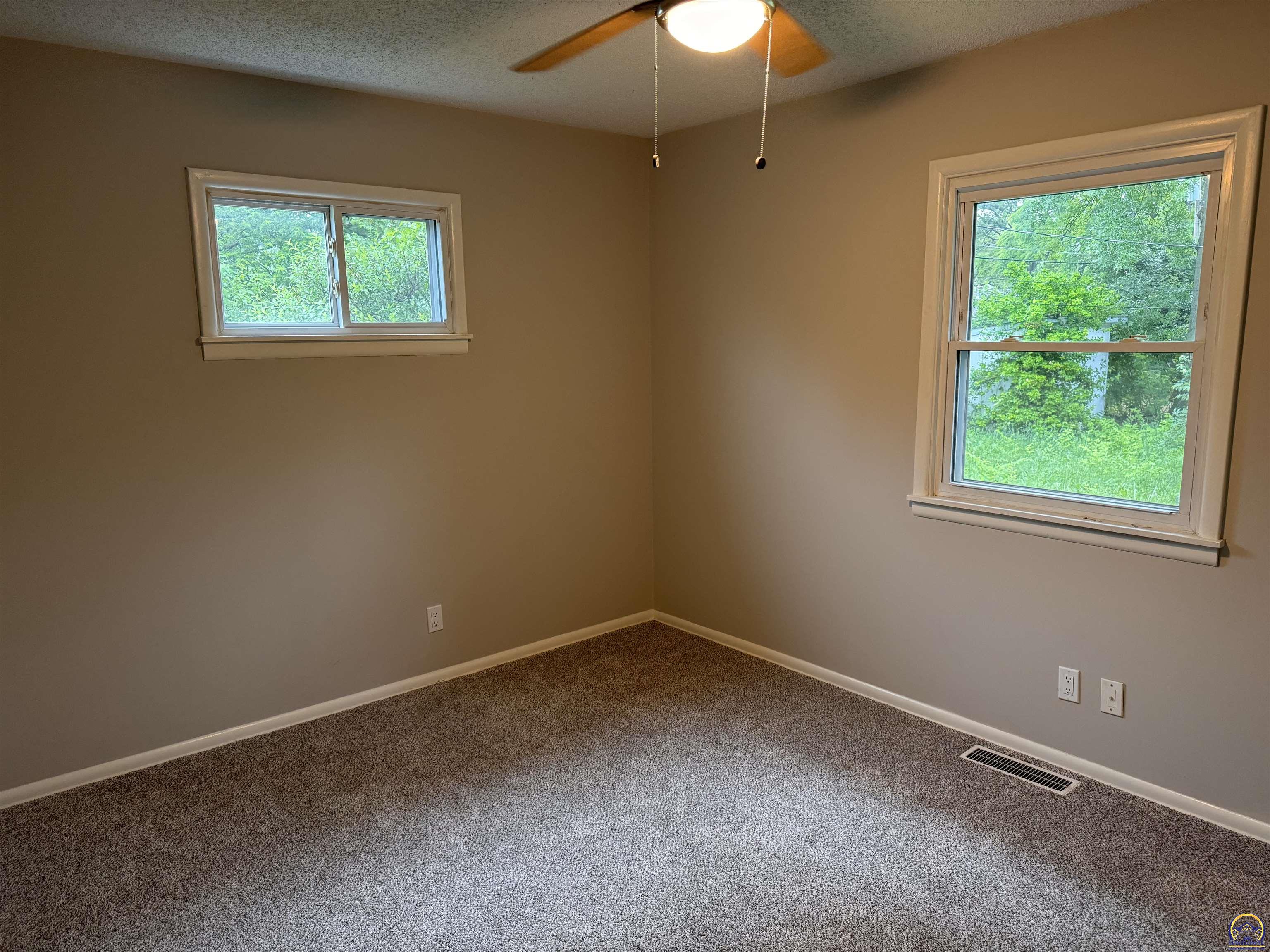 Topeka, Kansas 66604, United States, 3 Bedrooms Bedrooms, ,2 BathroomsBathrooms,Residential,Pending,57680