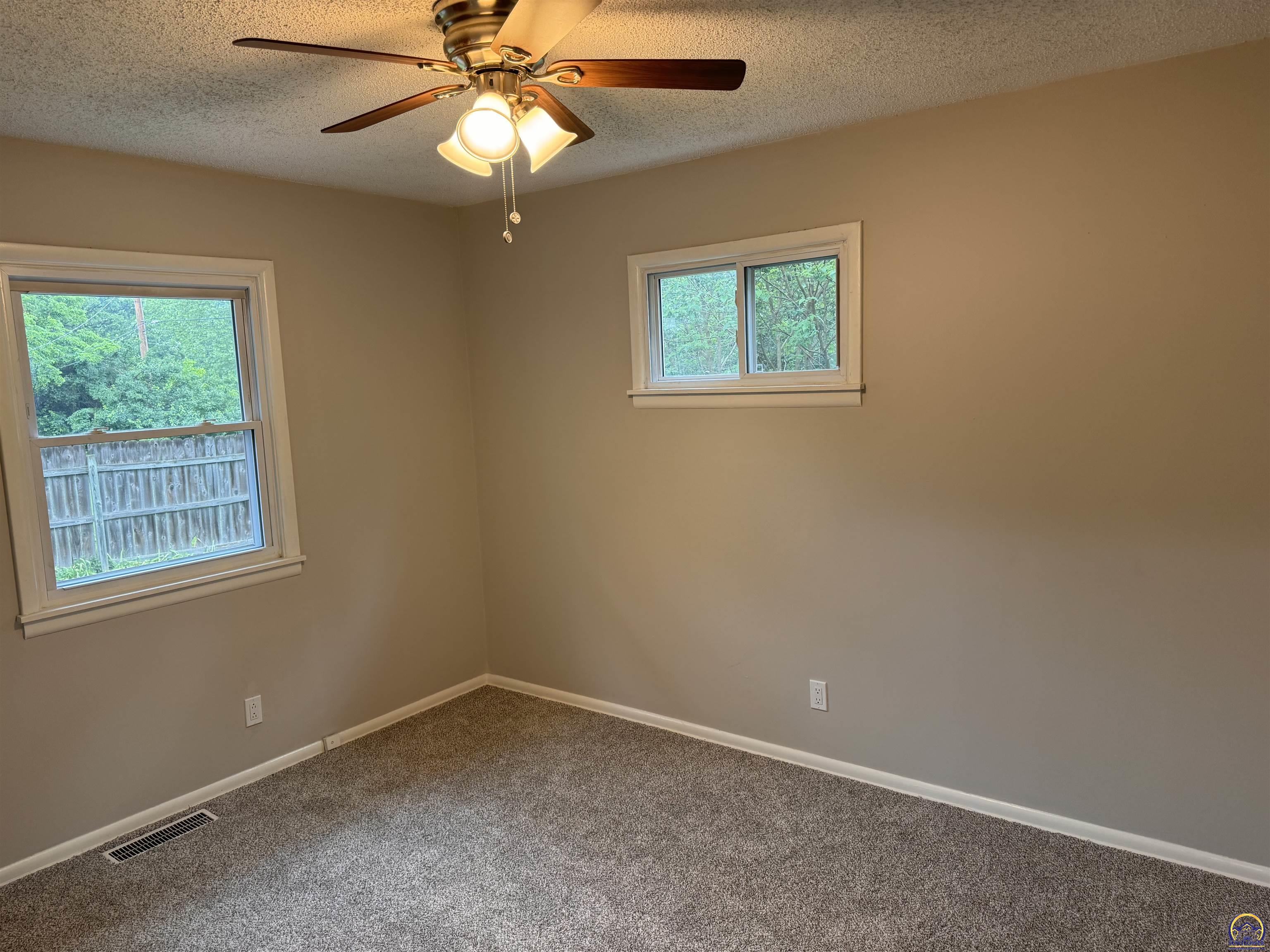 Topeka, Kansas 66604, United States, 3 Bedrooms Bedrooms, ,2 BathroomsBathrooms,Residential,Pending,57680