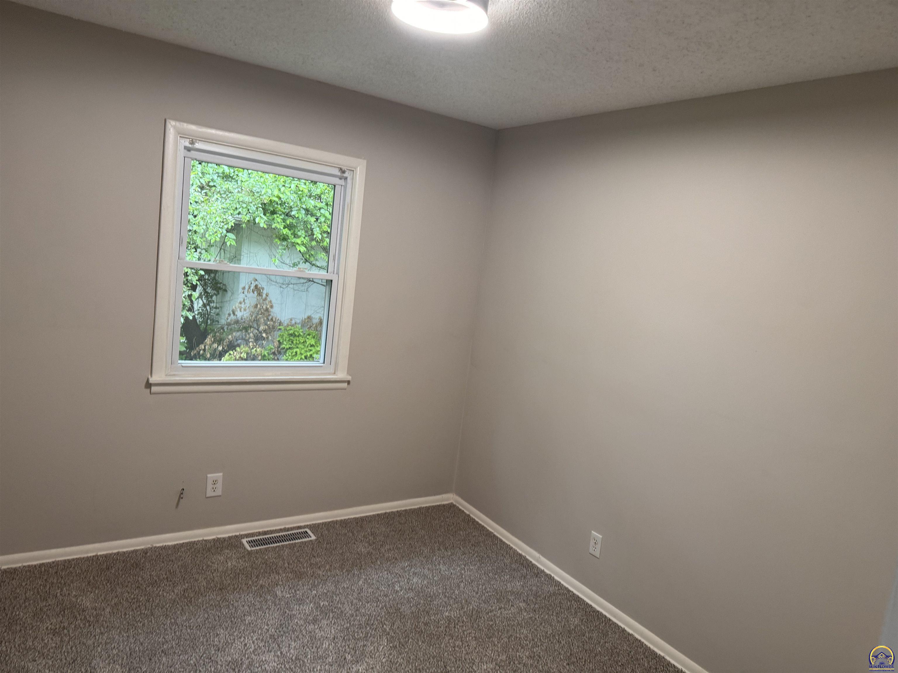 Topeka, Kansas 66604, United States, 3 Bedrooms Bedrooms, ,2 BathroomsBathrooms,Residential,Pending,57680