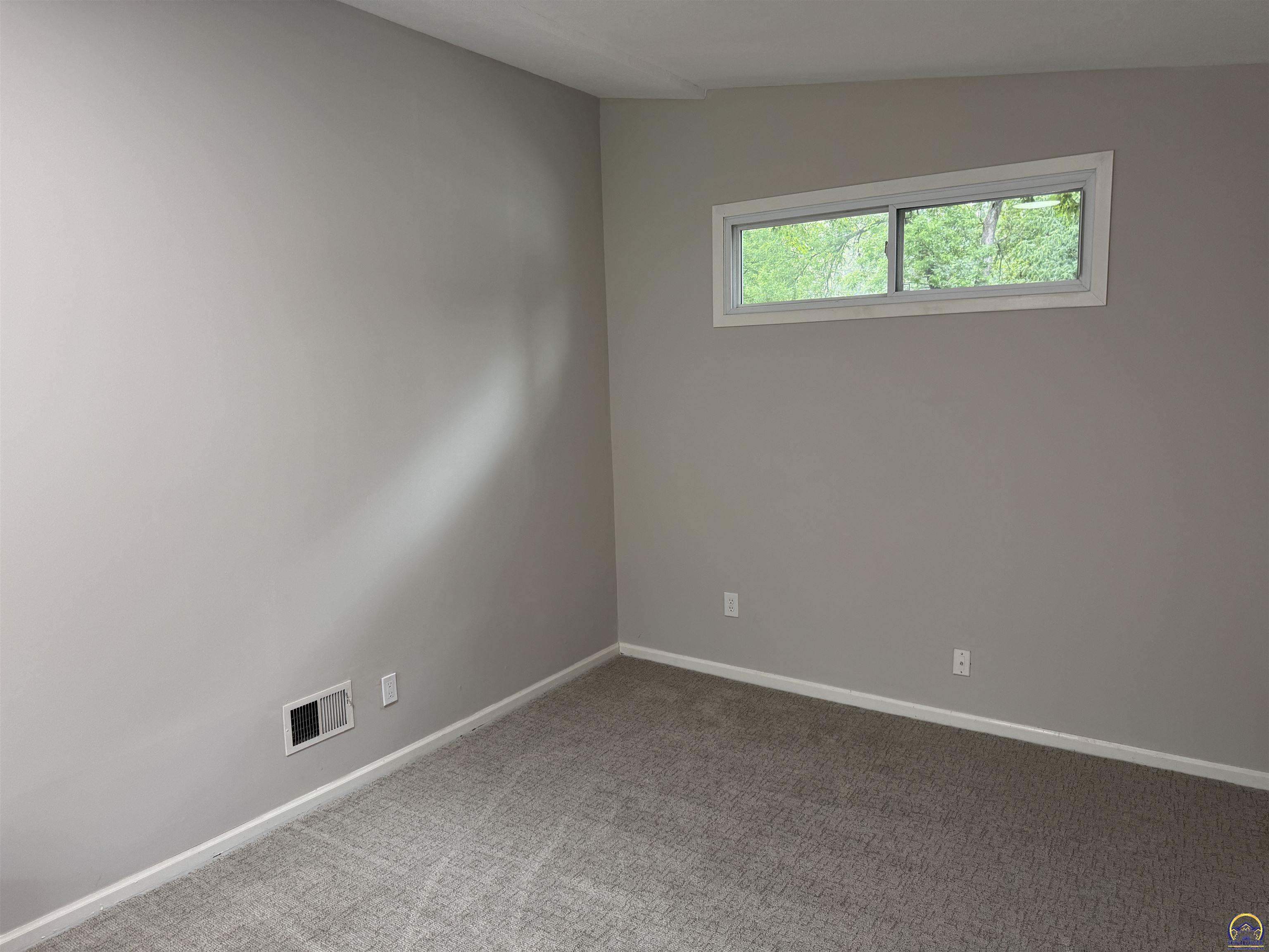 Topeka, Kansas 66604, United States, 3 Bedrooms Bedrooms, ,2 BathroomsBathrooms,Residential,Pending,57680