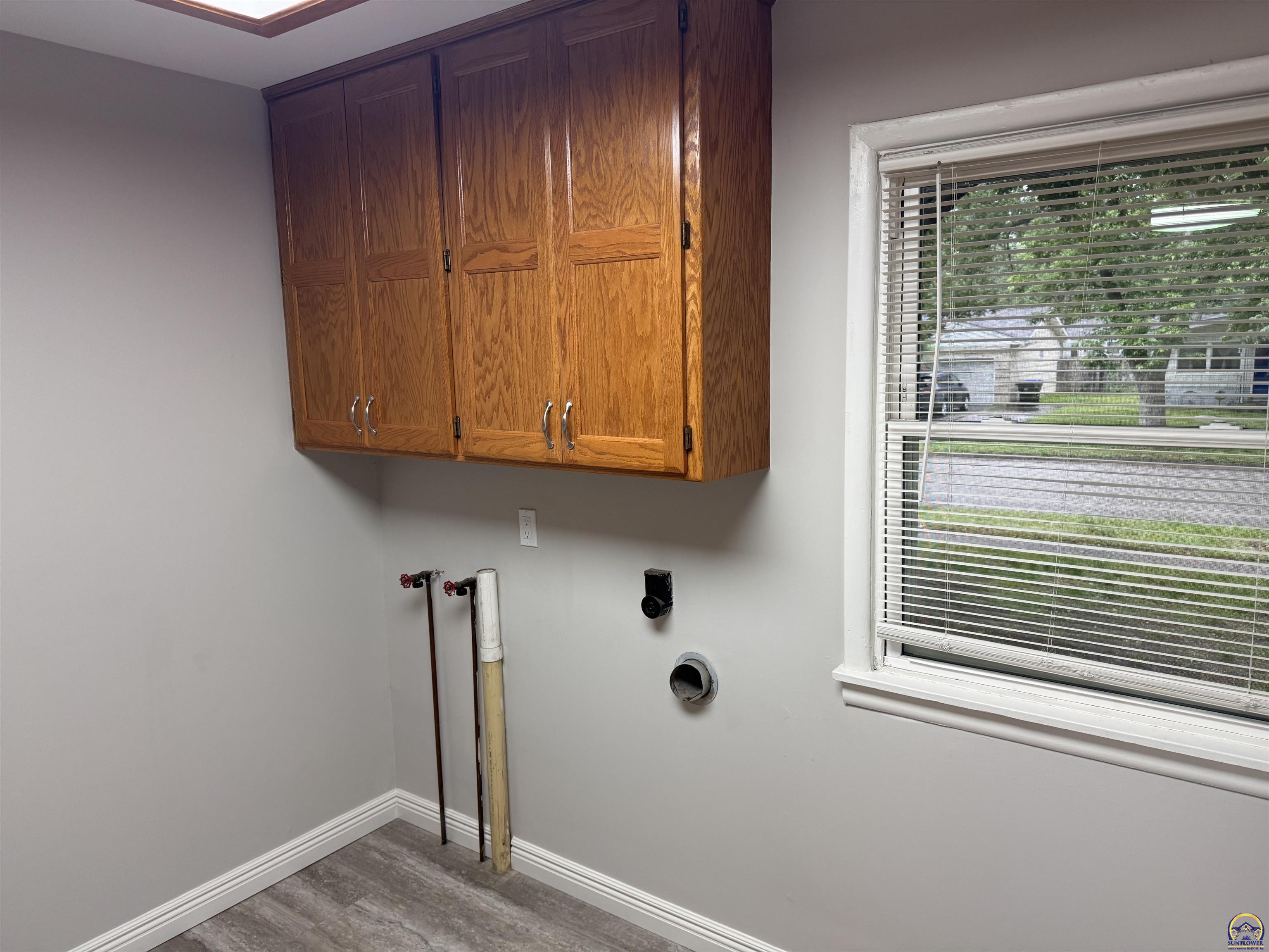 Topeka, Kansas 66604, United States, 3 Bedrooms Bedrooms, ,2 BathroomsBathrooms,Residential,Pending,57680