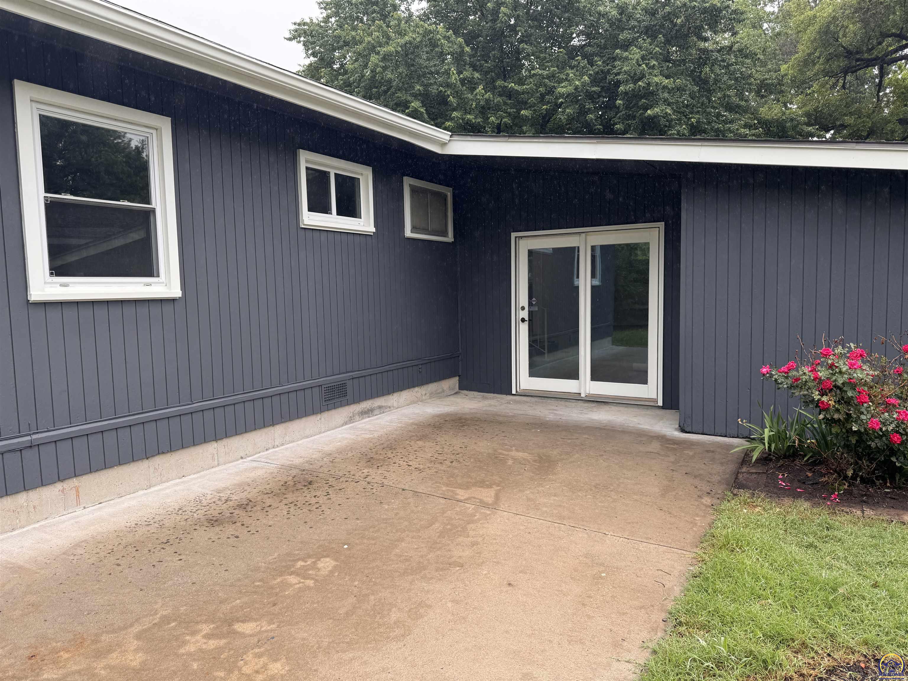 Topeka, Kansas 66604, United States, 3 Bedrooms Bedrooms, ,2 BathroomsBathrooms,Residential,Pending,57680