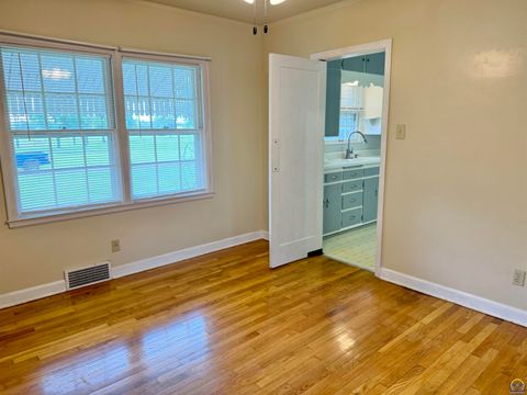 Tiny photo for 2801 SW 21st St, Topeka, KS 66604 (MLS # 245680)