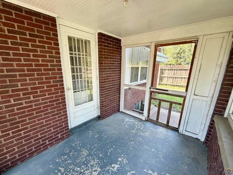 Tiny photo for 2801 SW 21st St, Topeka, KS 66604 (MLS # 245680)