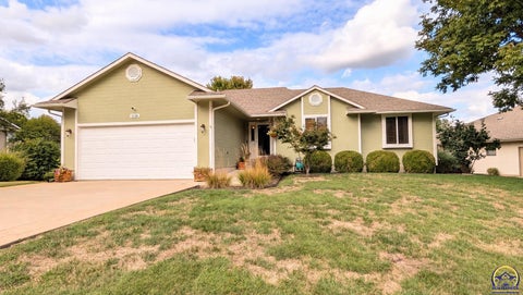 Photo of 2126 Crestview Dr, Emporia, KS 66801 (MLS # 246806)