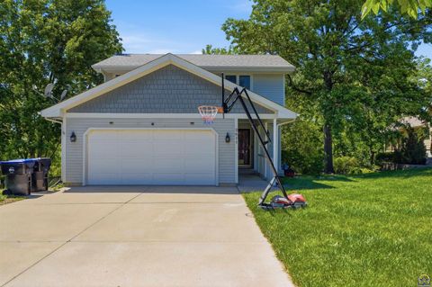 Tiny photo for 2611 SW Golf View Dr, Topeka, KS 66614 (MLS # 244745)