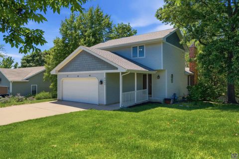 Photo of 2611 SW Golf View Dr, Topeka, KS 66614 (MLS # 244745)