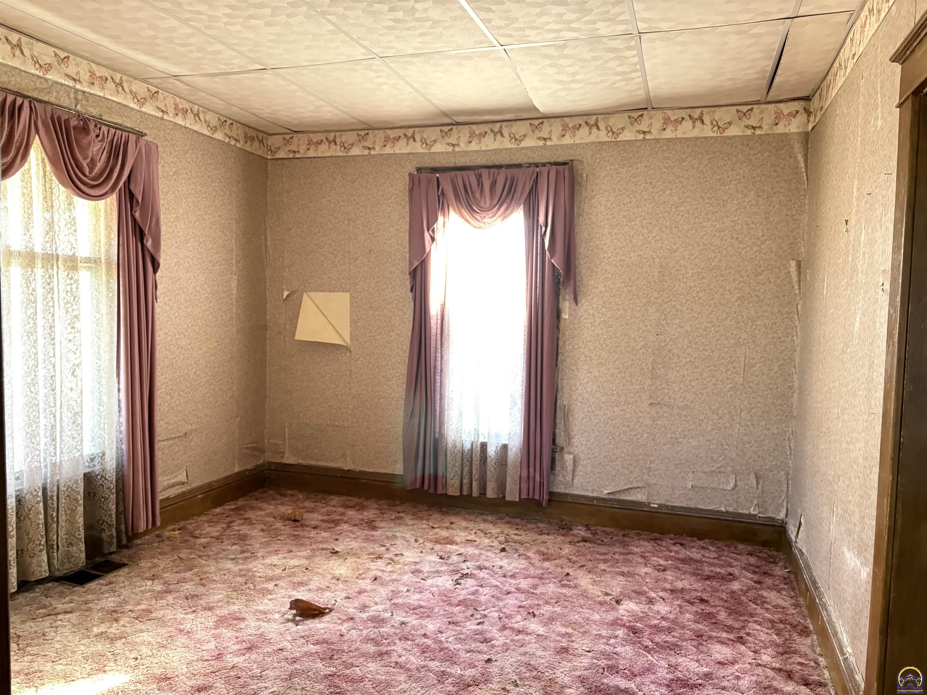 Topeka, Kansas 66604, United States, 3 Bedrooms Bedrooms, ,1 BathroomBathrooms,Residential,Pending,27547