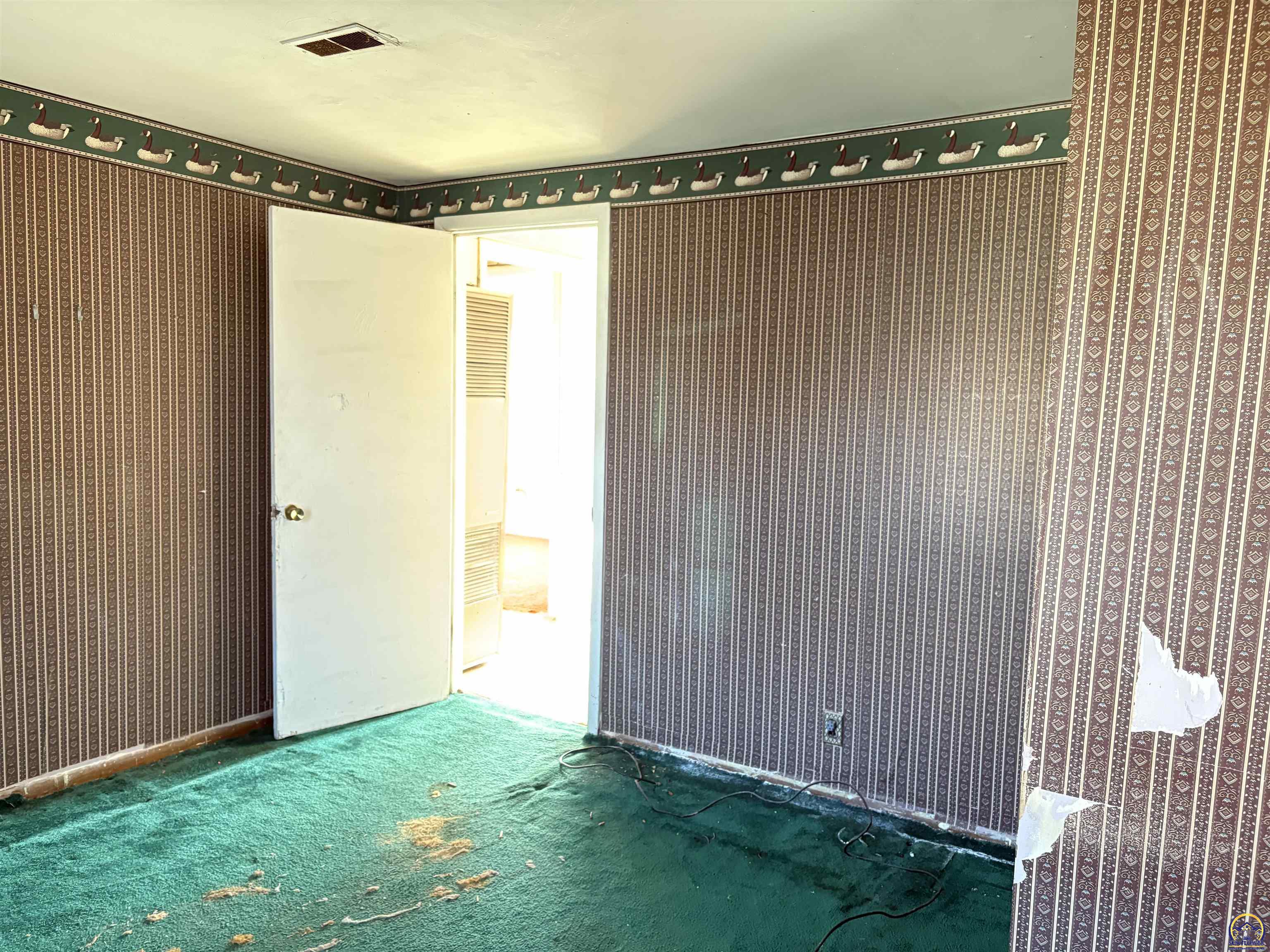 Topeka, Kansas 66604, United States, 3 Bedrooms Bedrooms, ,1 BathroomBathrooms,Residential,Pending,27547