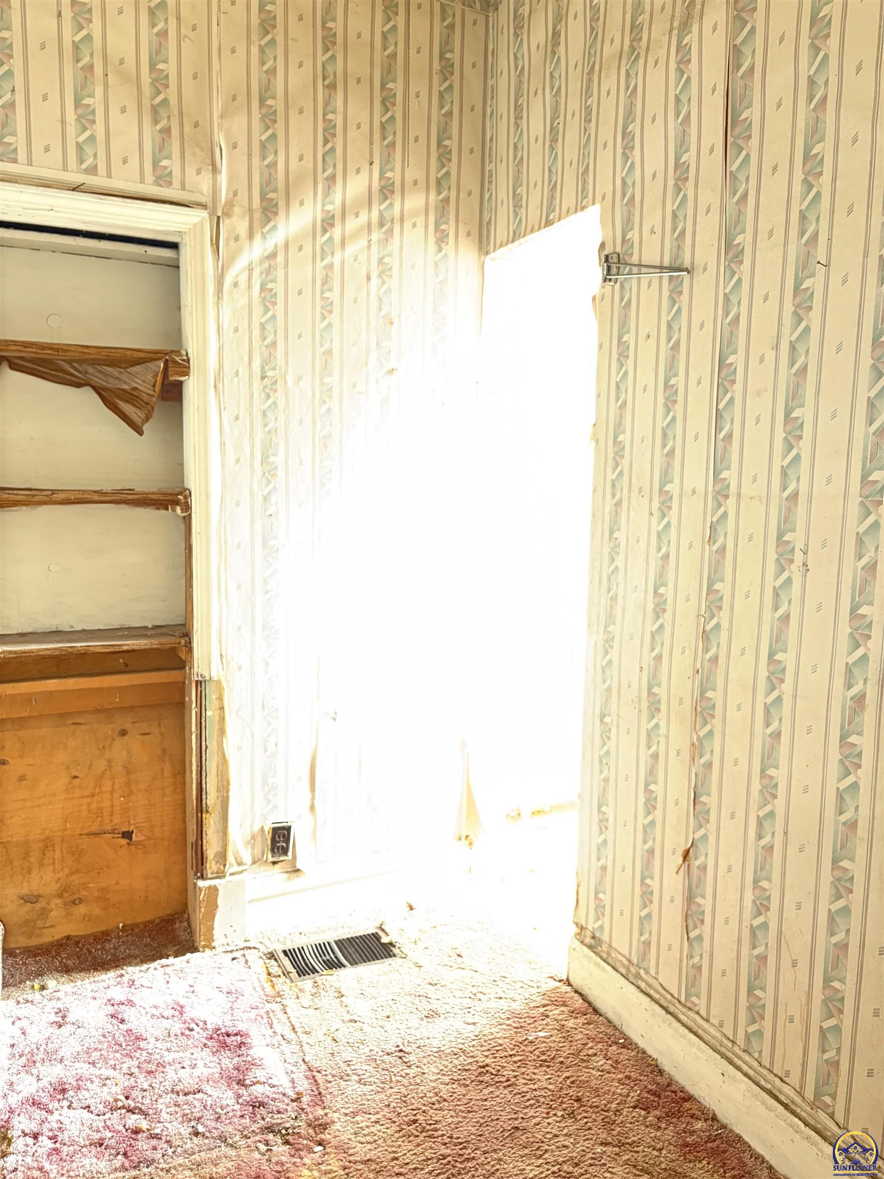 Topeka, Kansas 66604, United States, 3 Bedrooms Bedrooms, ,1 BathroomBathrooms,Residential,Pending,27547