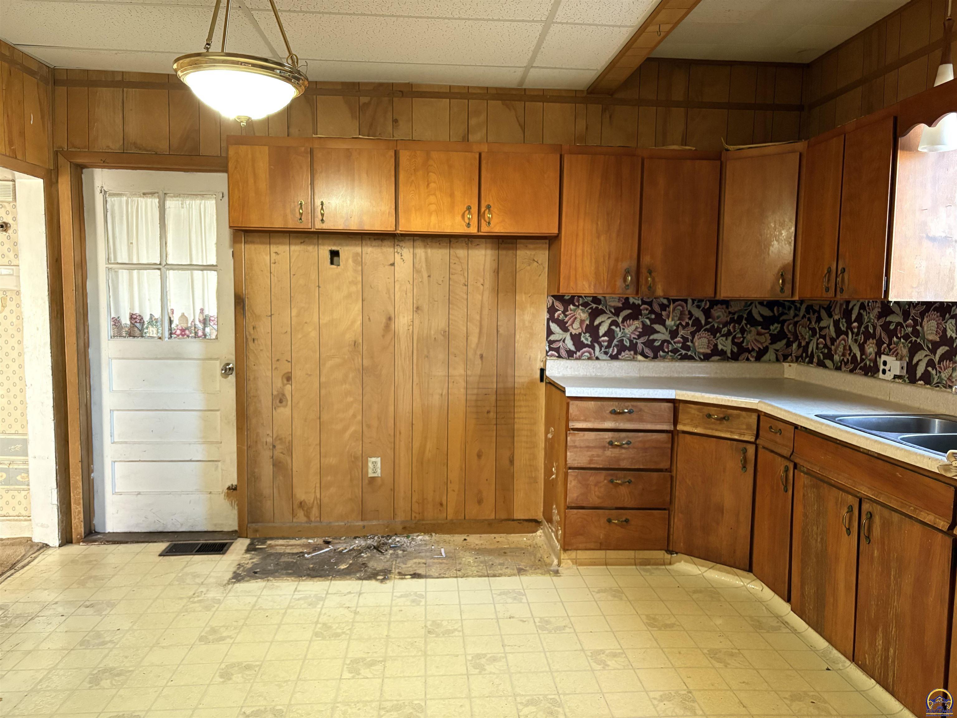 Topeka, Kansas 66604, United States, 3 Bedrooms Bedrooms, ,1 BathroomBathrooms,Residential,Pending,27547