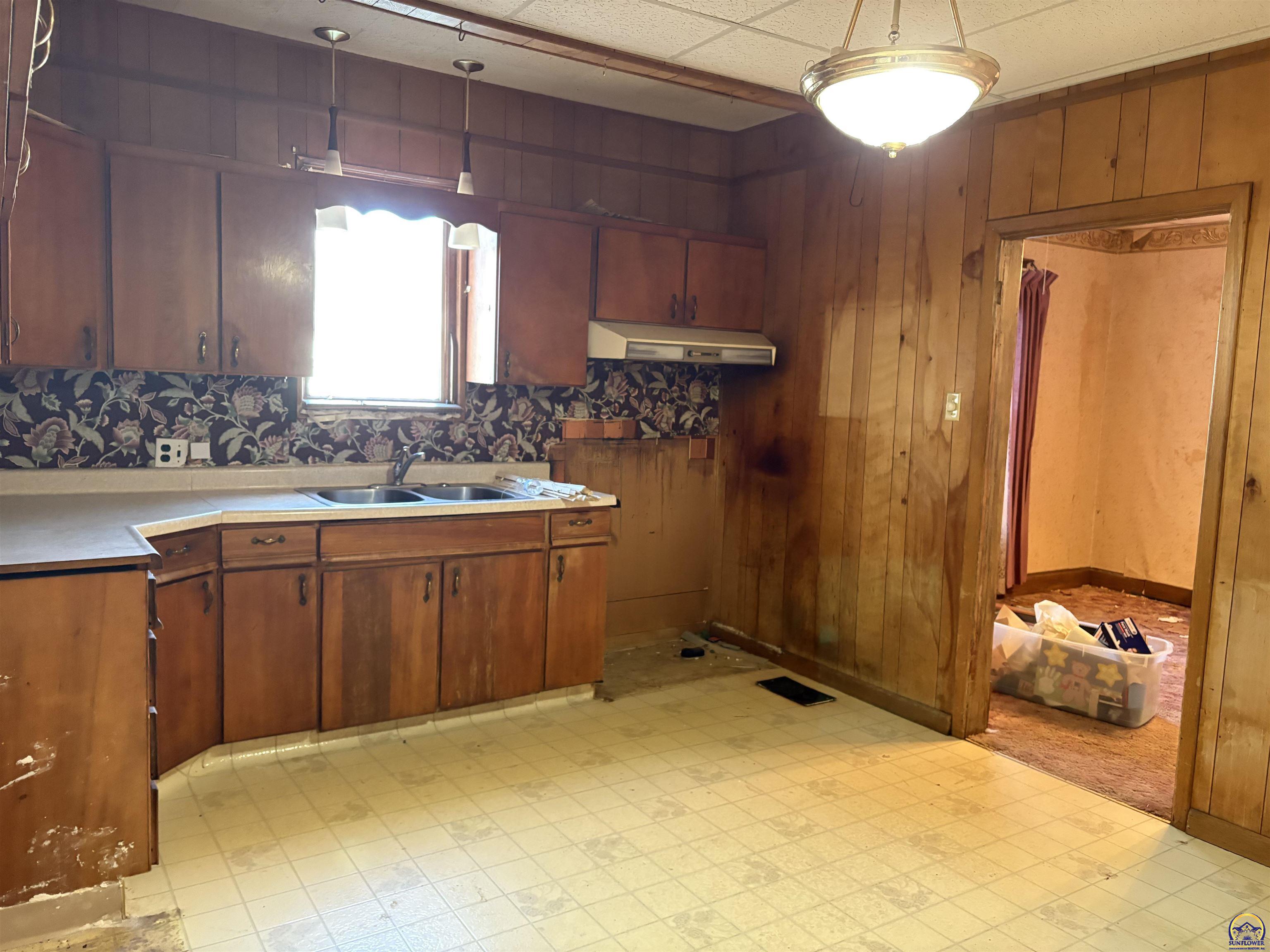 Topeka, Kansas 66604, United States, 3 Bedrooms Bedrooms, ,1 BathroomBathrooms,Residential,Pending,27547