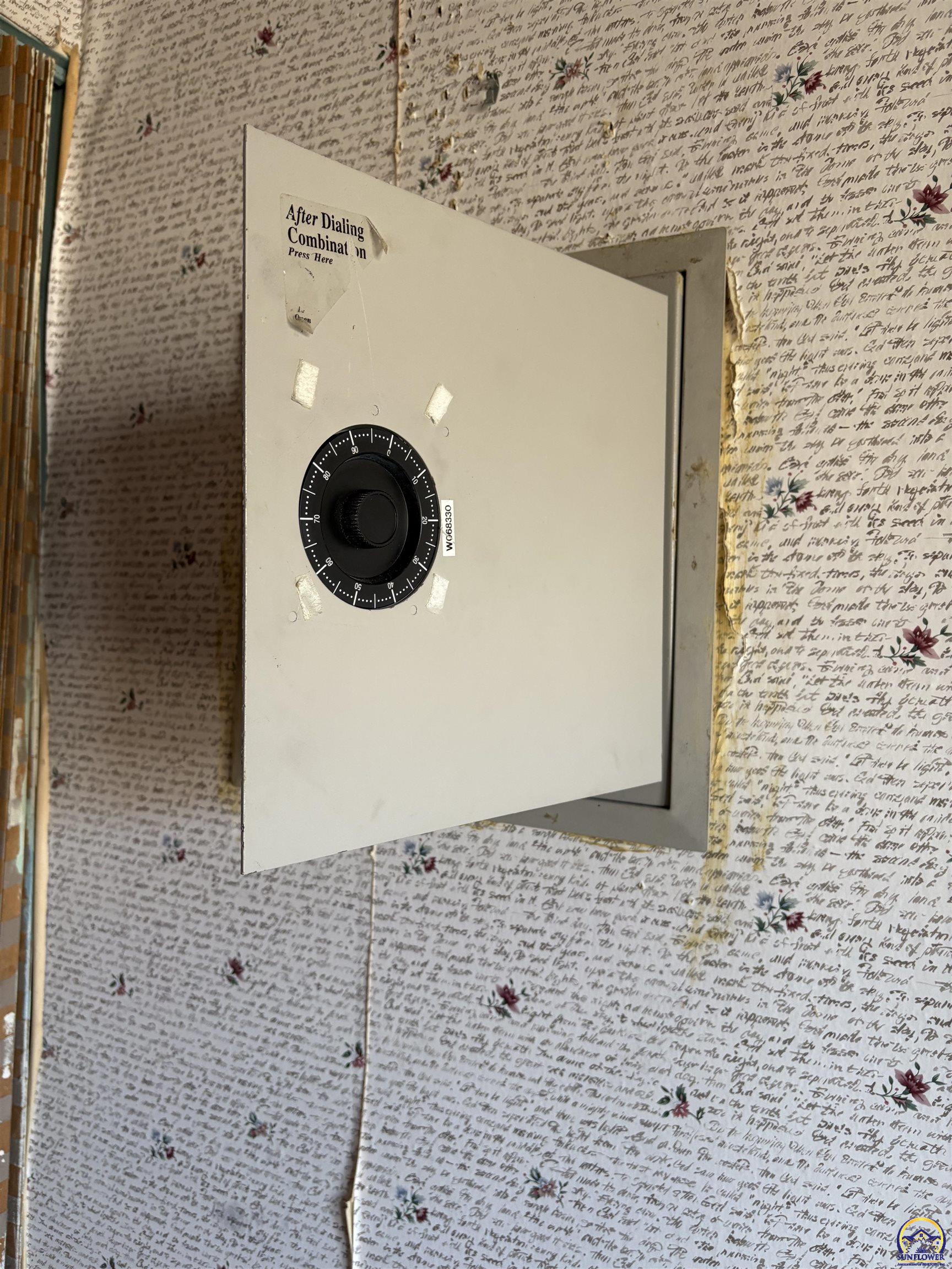 Topeka, Kansas 66604, United States, 3 Bedrooms Bedrooms, ,1 BathroomBathrooms,Residential,Pending,27547