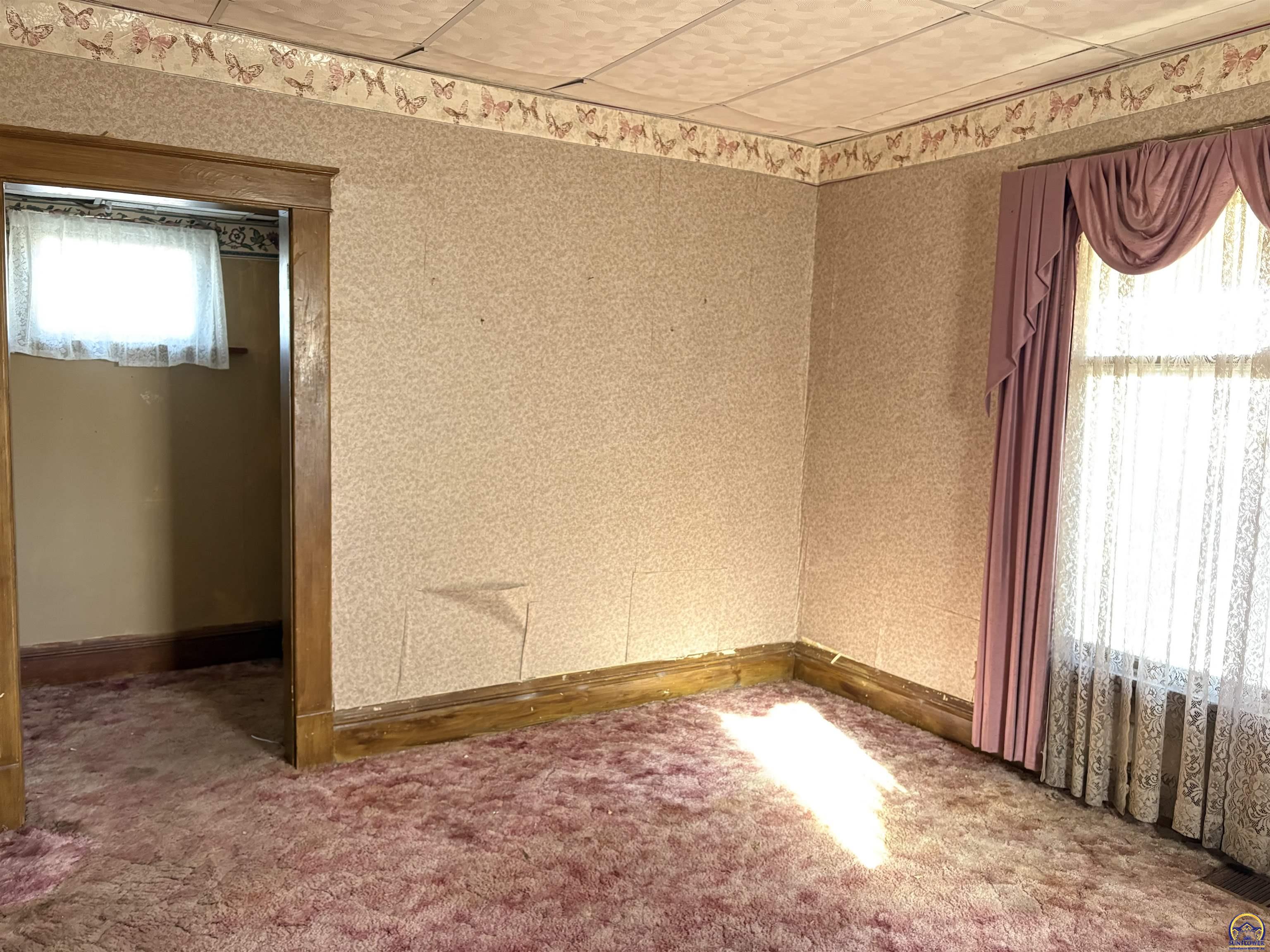 Topeka, Kansas 66604, United States, 3 Bedrooms Bedrooms, ,1 BathroomBathrooms,Residential,Pending,27547