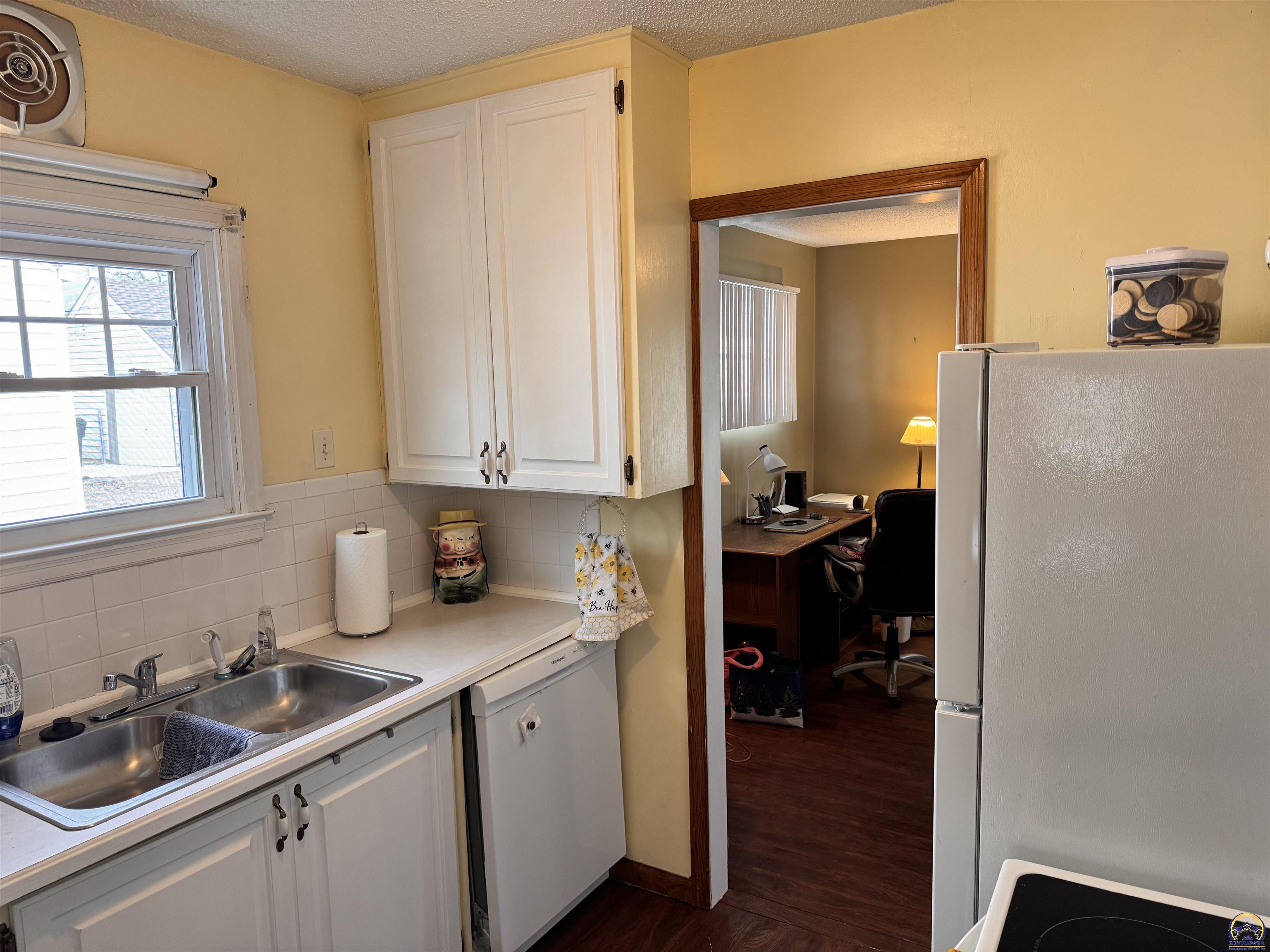 Topeka, Kansas 66606, United States, 2 Bedrooms Bedrooms, ,1 BathroomBathrooms,Residential,Pending,22609