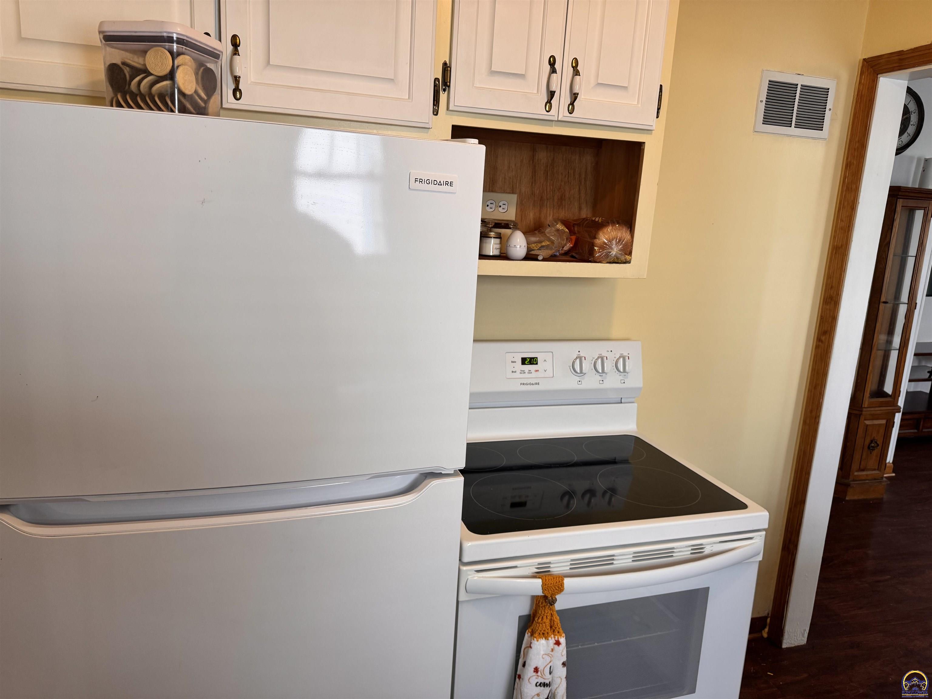 Topeka, Kansas 66606, United States, 2 Bedrooms Bedrooms, ,1 BathroomBathrooms,Residential,Pending,22609