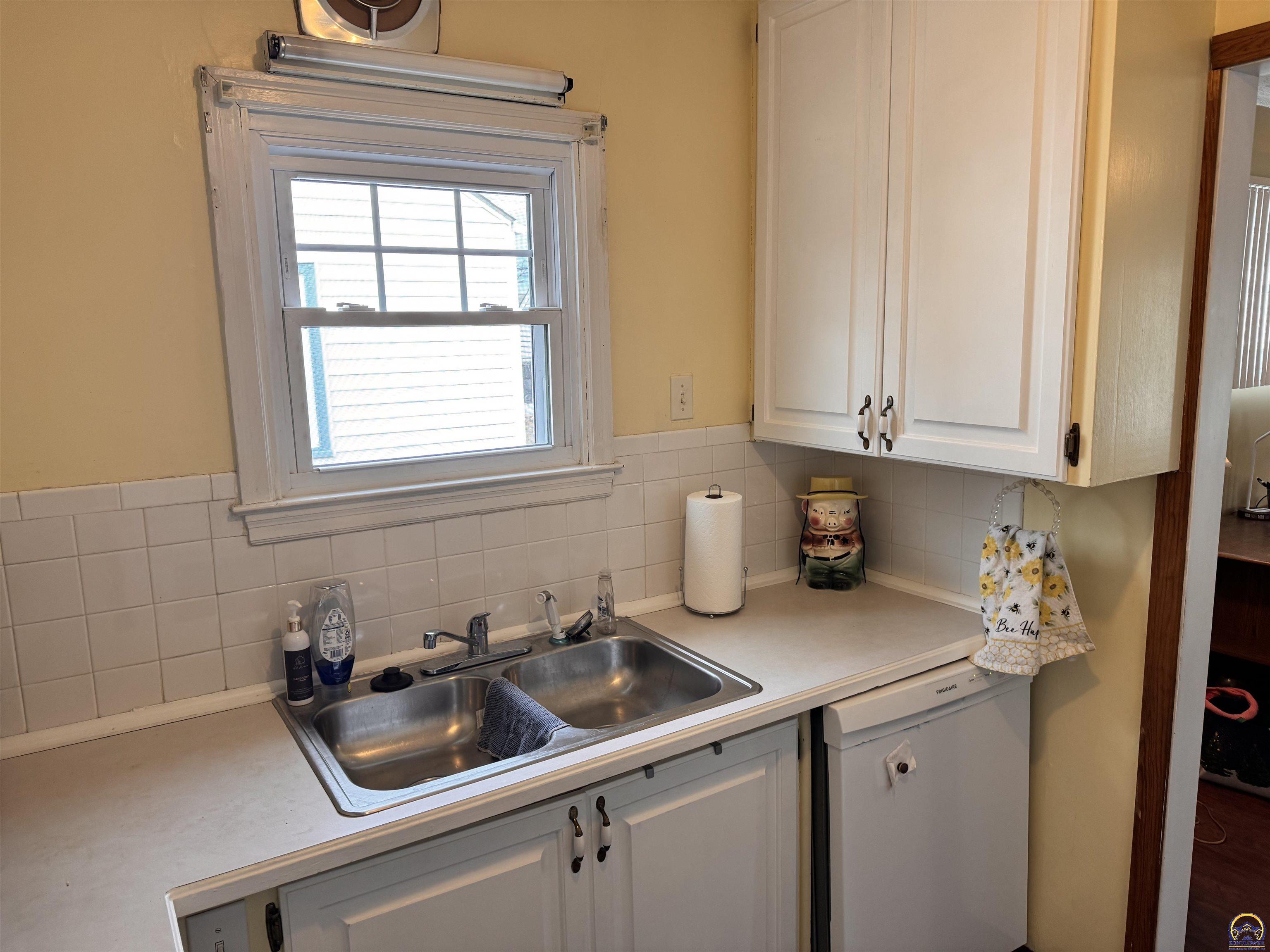 Topeka, Kansas 66606, United States, 2 Bedrooms Bedrooms, ,1 BathroomBathrooms,Residential,Pending,22609