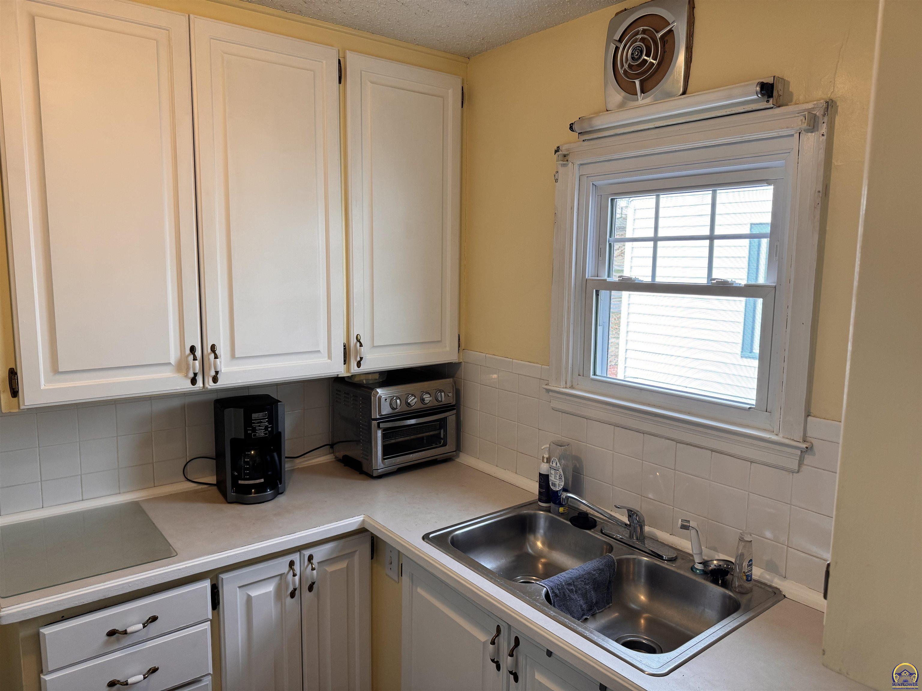 Topeka, Kansas 66606, United States, 2 Bedrooms Bedrooms, ,1 BathroomBathrooms,Residential,Pending,22609