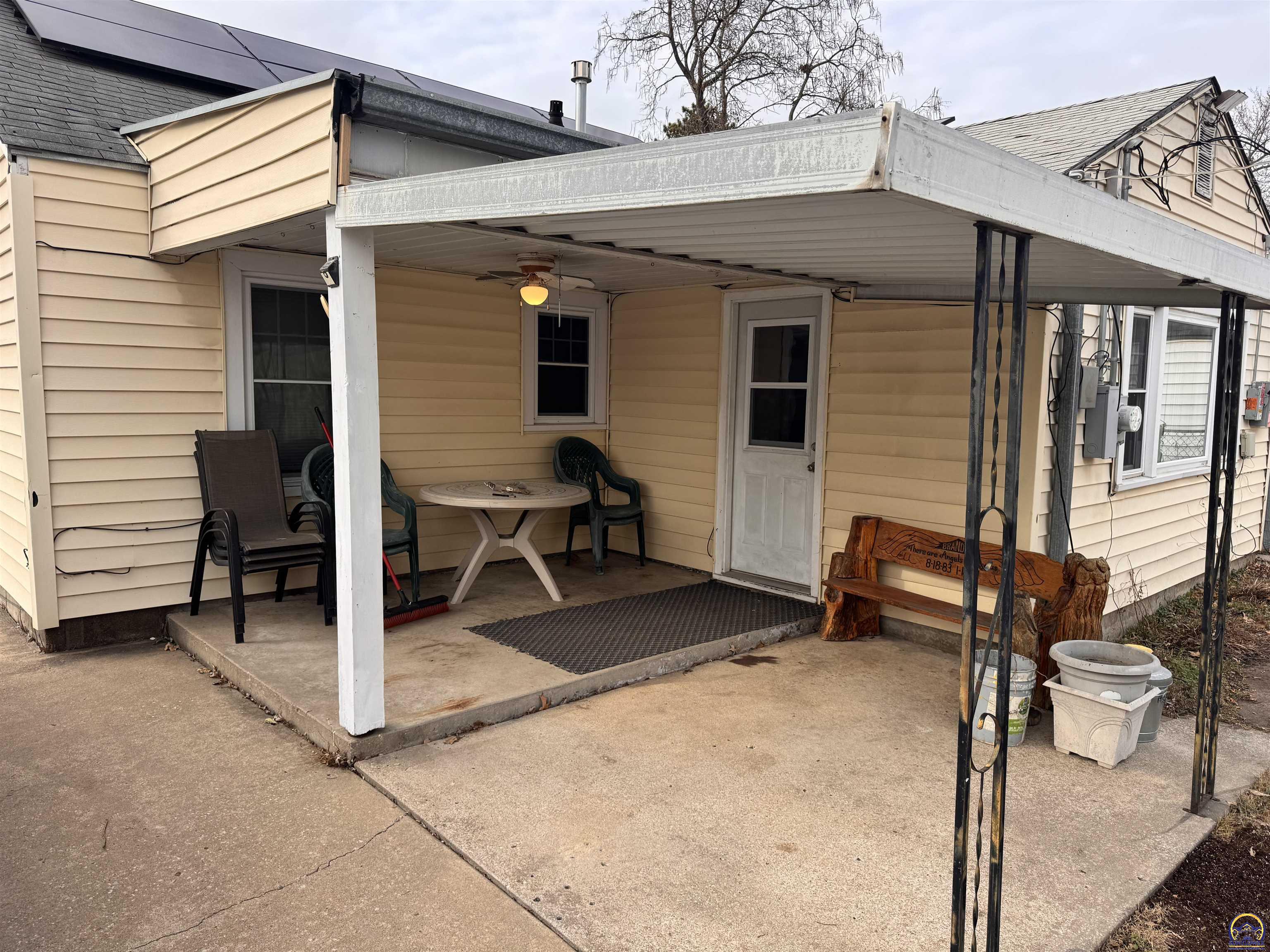 Topeka, Kansas 66606, United States, 2 Bedrooms Bedrooms, ,1 BathroomBathrooms,Residential,Pending,22609