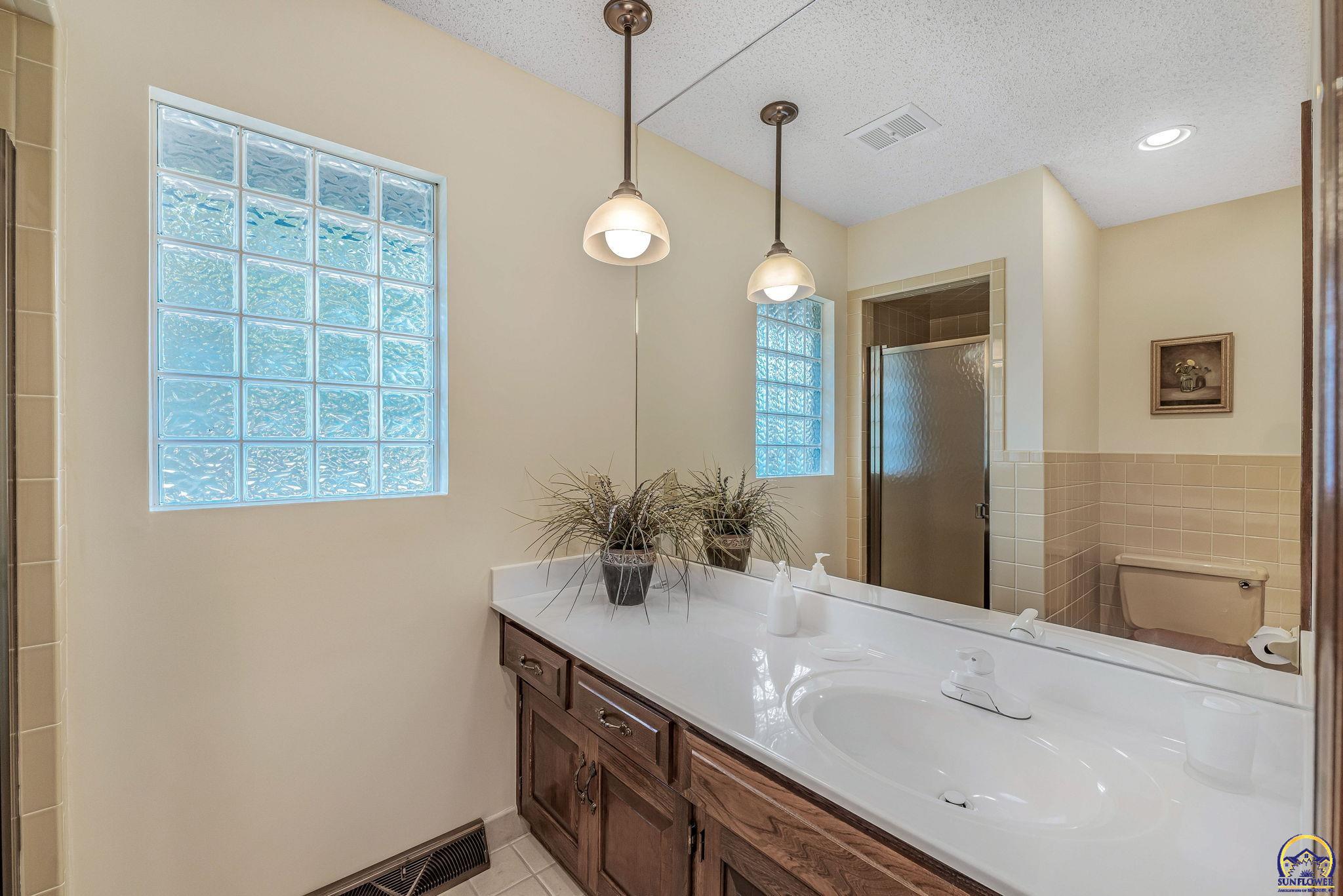 Silver Lake, Kansas 66539, United States, 5 Bedrooms Bedrooms, ,3 BathroomsBathrooms,Residential,Pending,43715