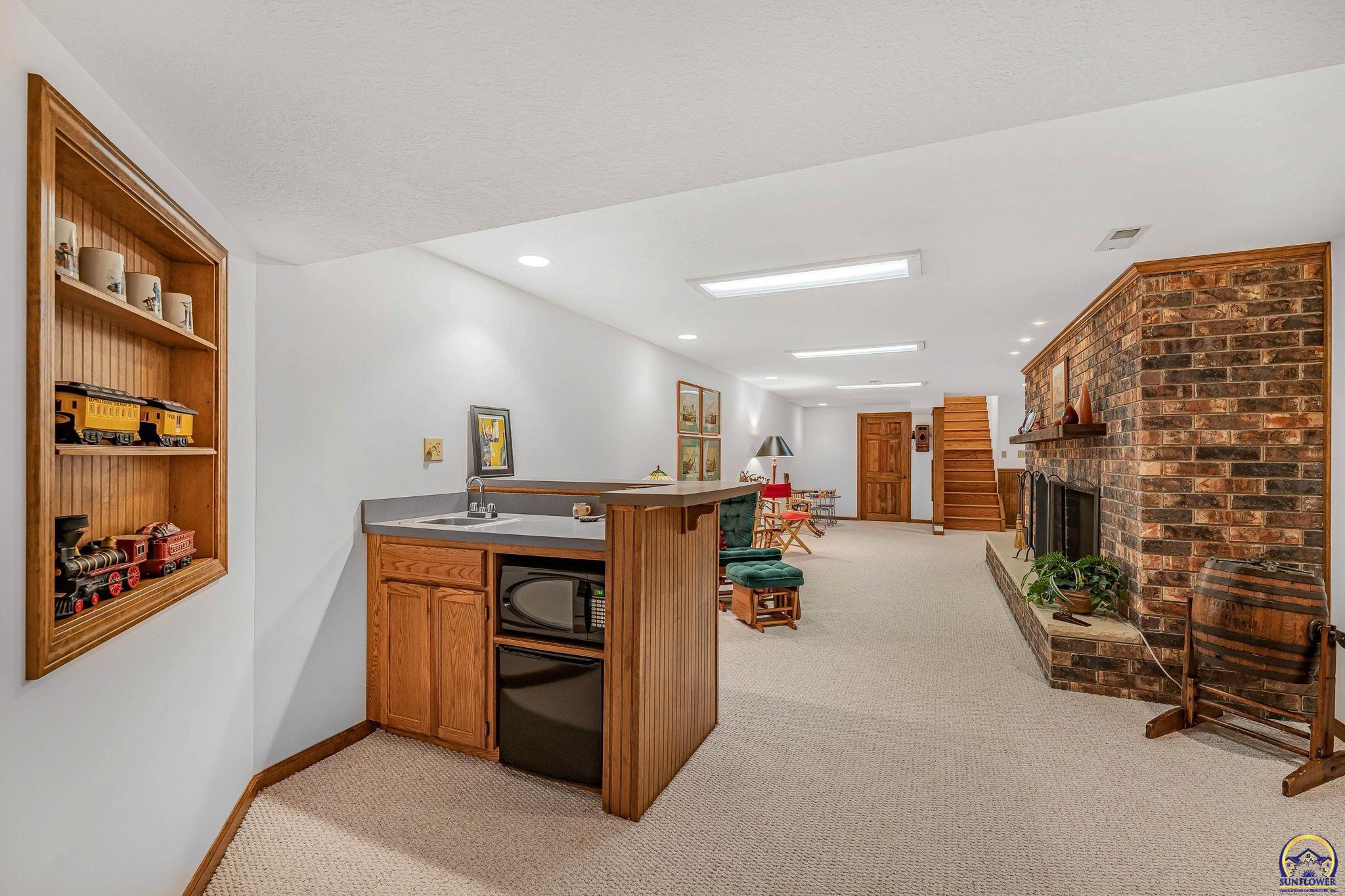 Silver Lake, Kansas 66539, United States, 5 Bedrooms Bedrooms, ,3 BathroomsBathrooms,Residential,Pending,43715