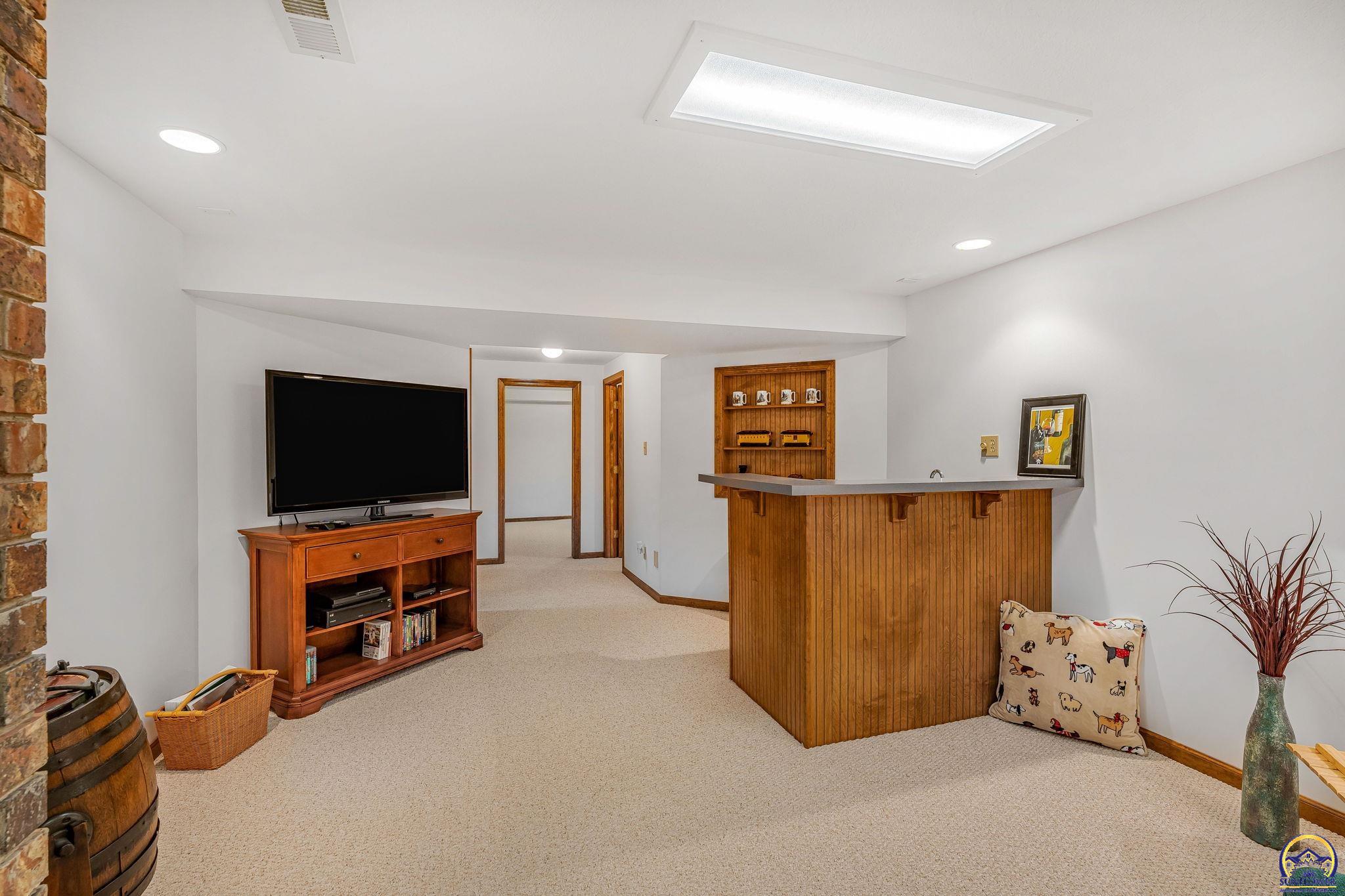 Silver Lake, Kansas 66539, United States, 5 Bedrooms Bedrooms, ,3 BathroomsBathrooms,Residential,Pending,43715