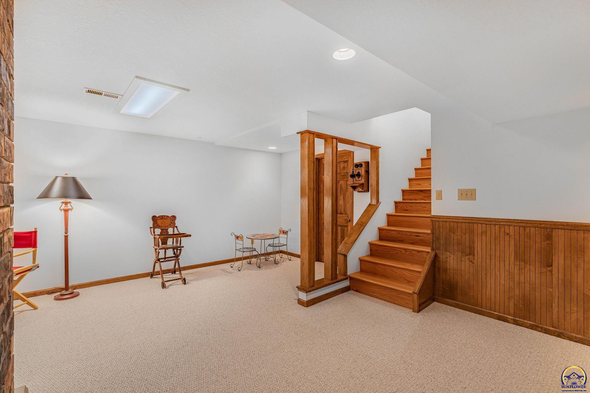 Silver Lake, Kansas 66539, United States, 5 Bedrooms Bedrooms, ,3 BathroomsBathrooms,Residential,Pending,43715