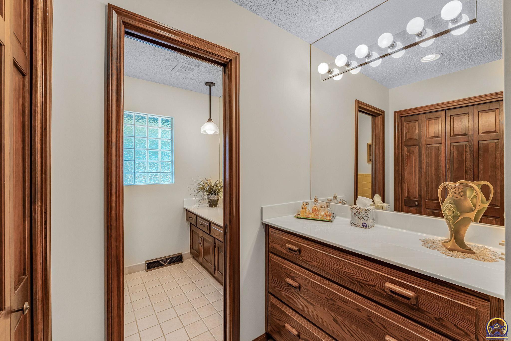 Silver Lake, Kansas 66539, United States, 5 Bedrooms Bedrooms, ,3 BathroomsBathrooms,Residential,Pending,43715