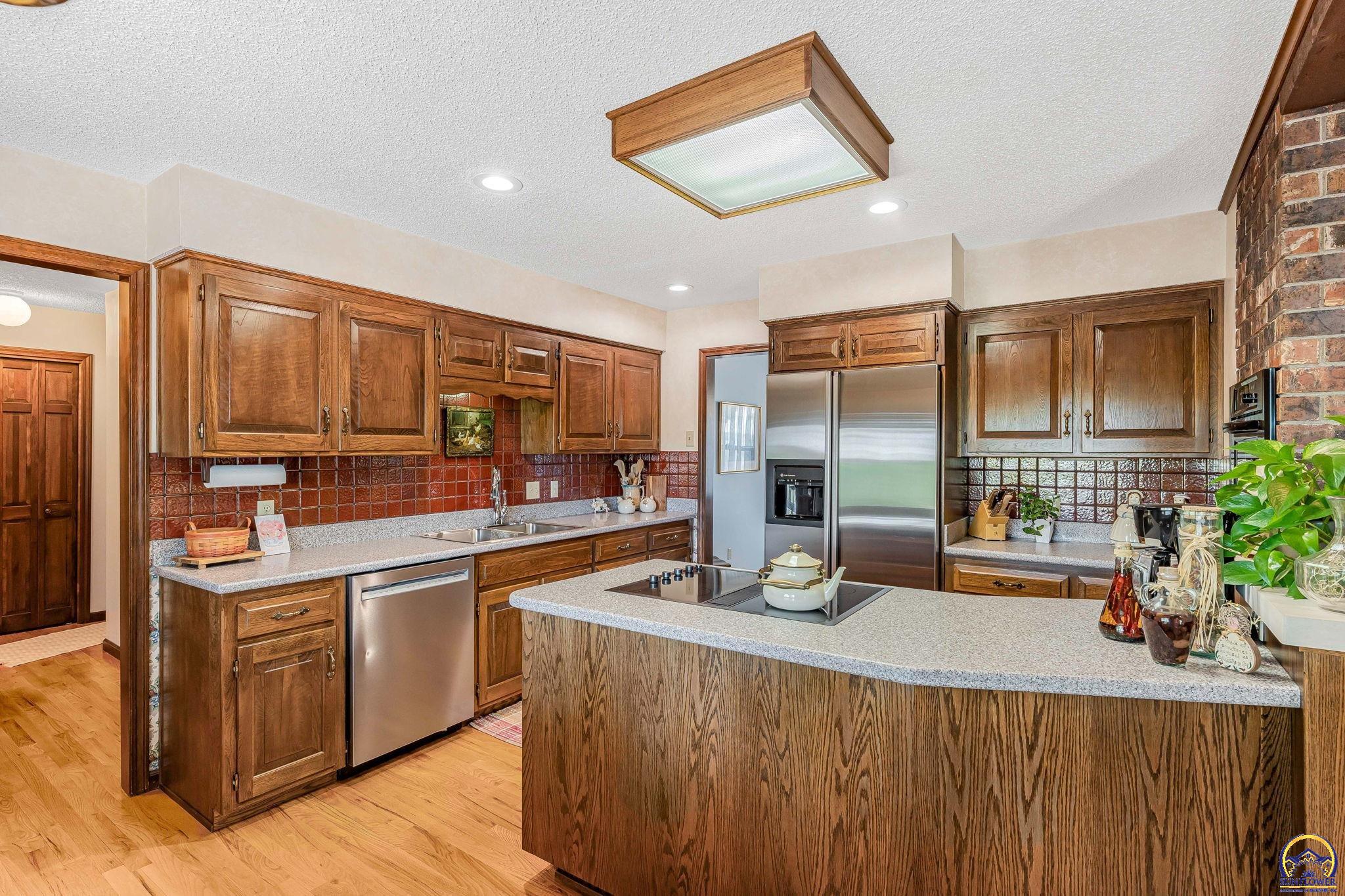 Silver Lake, Kansas 66539, United States, 5 Bedrooms Bedrooms, ,3 BathroomsBathrooms,Residential,Pending,43715