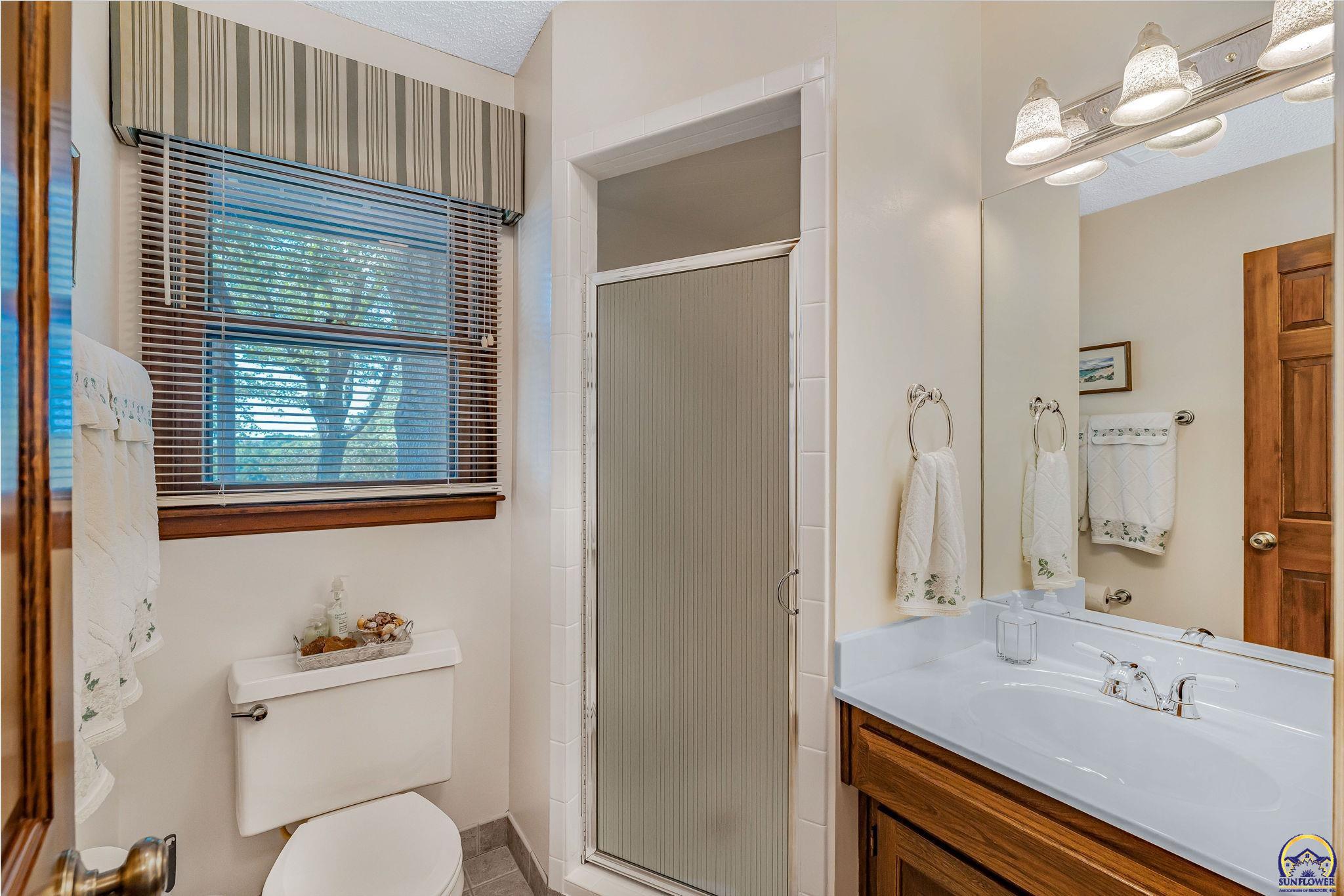 Silver Lake, Kansas 66539, United States, 5 Bedrooms Bedrooms, ,3 BathroomsBathrooms,Residential,Pending,43715