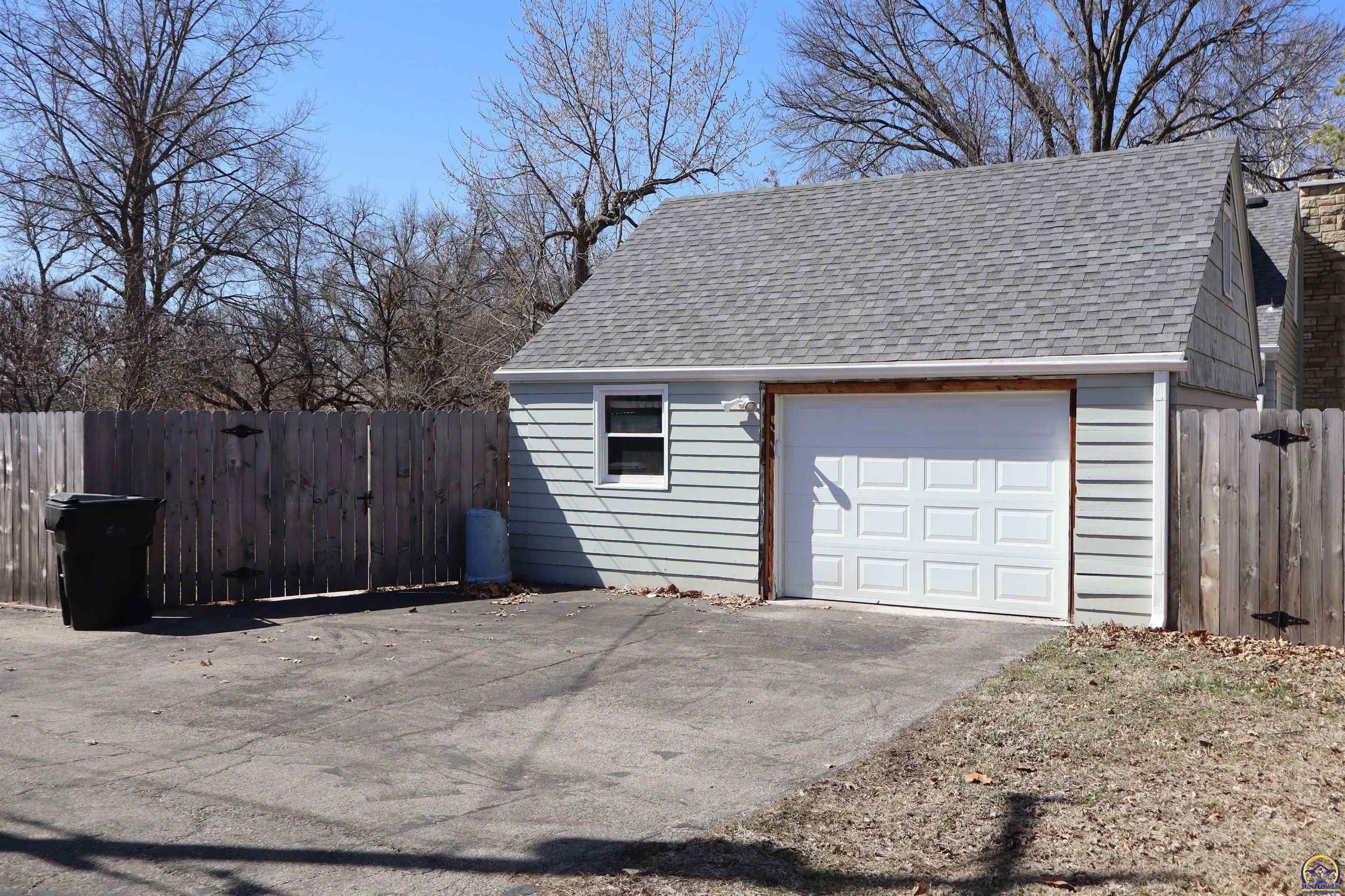 Topeka, Kansas 66604, United States, 4 Bedrooms Bedrooms, ,2 BathroomsBathrooms,Residential,Active,88029