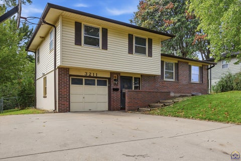 Photo of 3211 SW 32nd St, Topeka, KS 66614 (MLS # 247092)