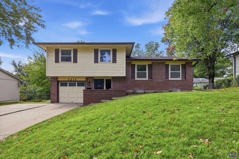 Tiny photo for 3211 SW 32nd St, Topeka, KS 66614 (MLS # 247092)
