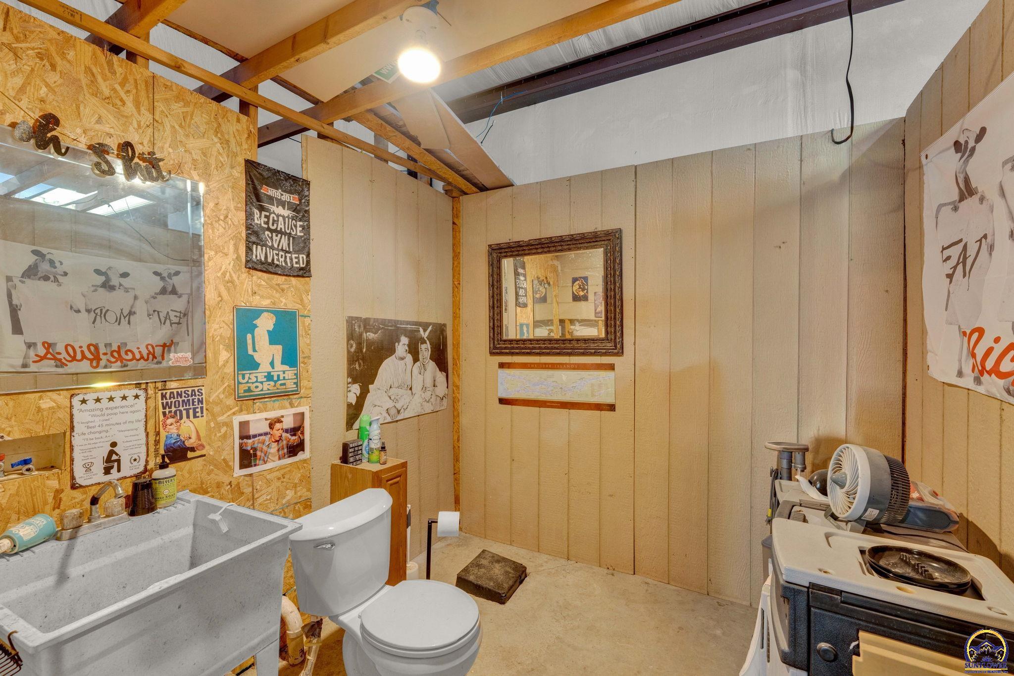 Auburn, Kansas 66402, United States, 5 Bedrooms Bedrooms, ,3 BathroomsBathrooms,Residential,Pending,57834