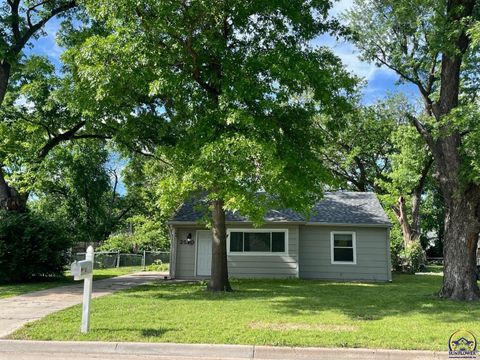 Photo of 2520 SW 22nd Pk, Topeka, KS 66611 (MLS # 244425)