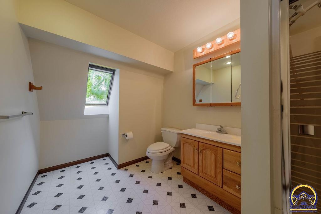 Topeka, Kansas 66618, United States, 5 Bedrooms Bedrooms, ,5 BathroomsBathrooms,Residential,Pending,53424