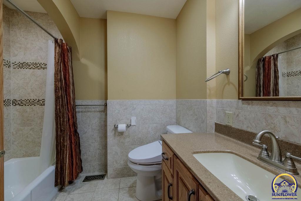 Topeka, Kansas 66618, United States, 5 Bedrooms Bedrooms, ,5 BathroomsBathrooms,Residential,Pending,53424