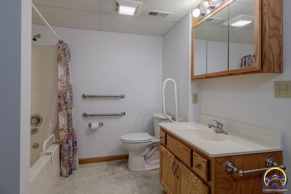 Topeka, Kansas 66618, United States, 5 Bedrooms Bedrooms, ,5 BathroomsBathrooms,Residential,Pending,53424