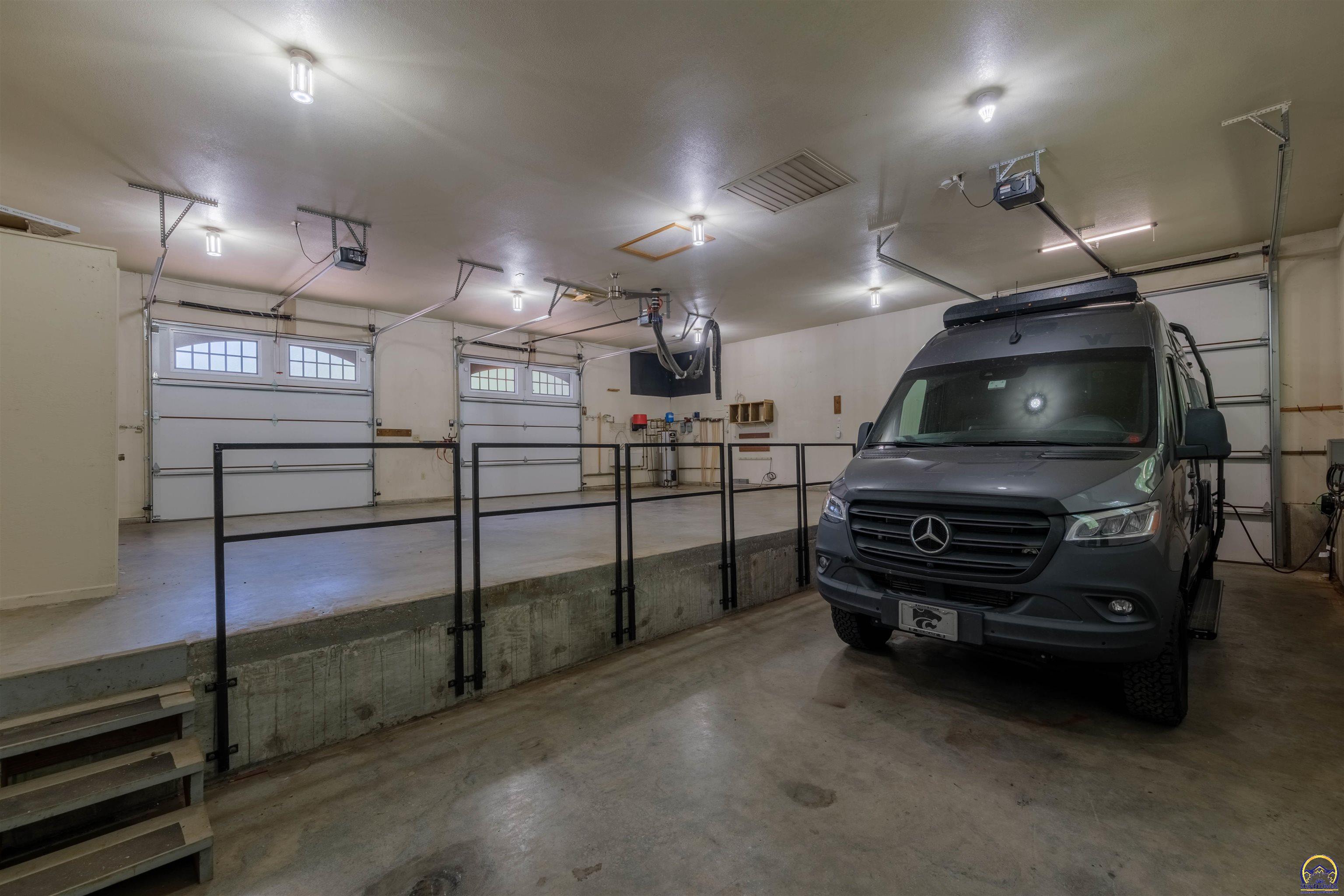 Topeka, Kansas 66618, United States, 5 Bedrooms Bedrooms, ,5 BathroomsBathrooms,Residential,Pending,53424