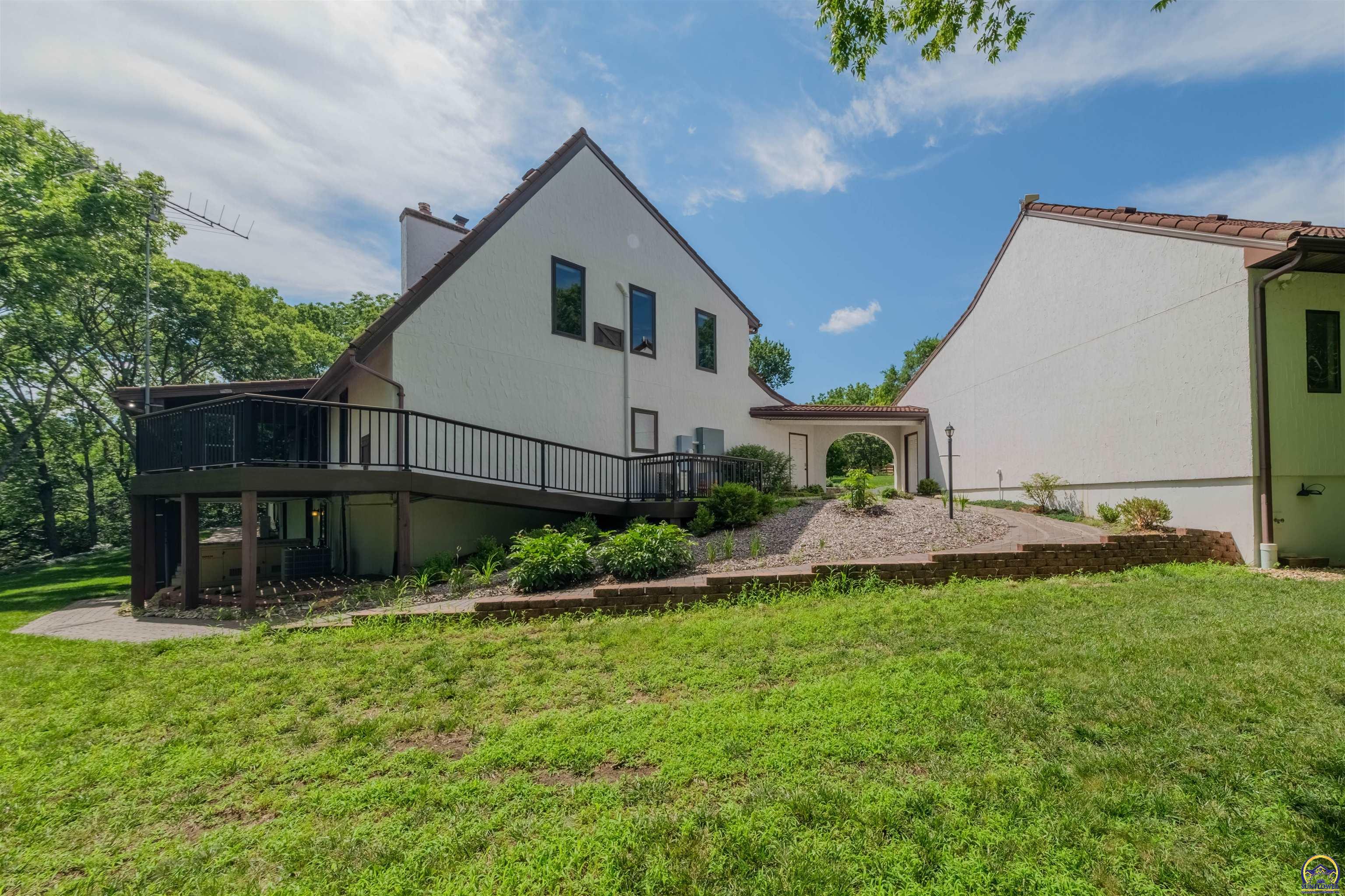 Topeka, Kansas 66618, United States, 5 Bedrooms Bedrooms, ,5 BathroomsBathrooms,Residential,Pending,53424