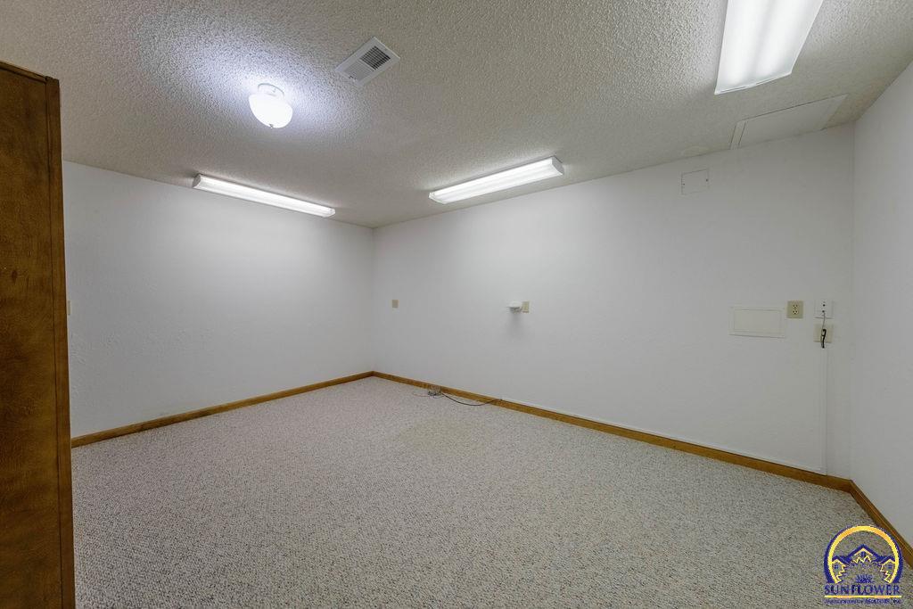 Topeka, Kansas 66618, United States, 5 Bedrooms Bedrooms, ,5 BathroomsBathrooms,Residential,Pending,53424