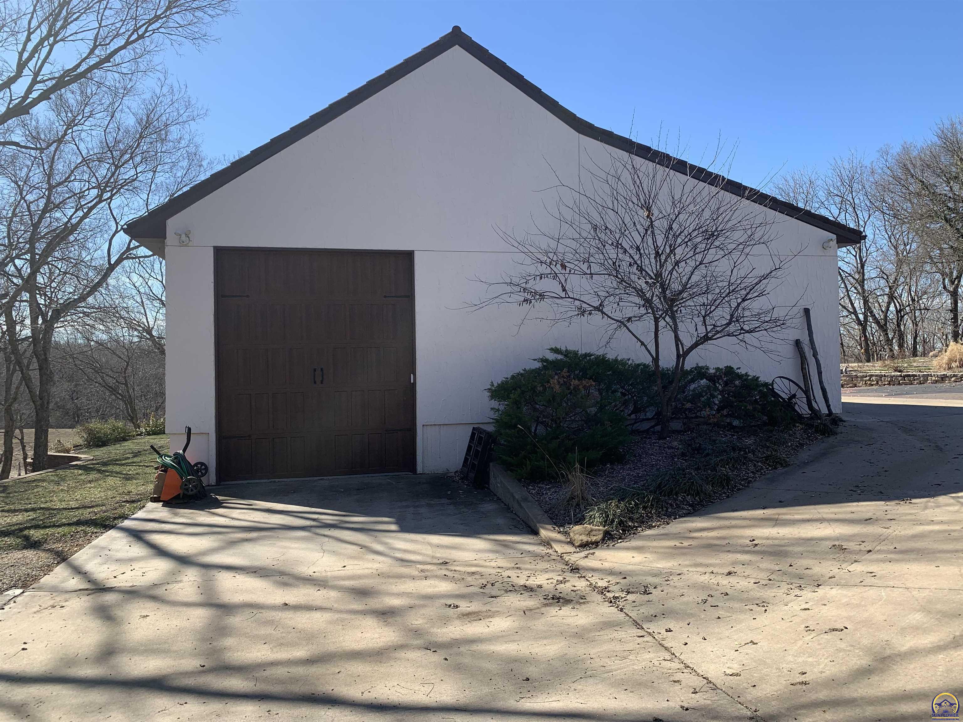 Topeka, Kansas 66618, United States, 5 Bedrooms Bedrooms, ,5 BathroomsBathrooms,Residential,Pending,53424