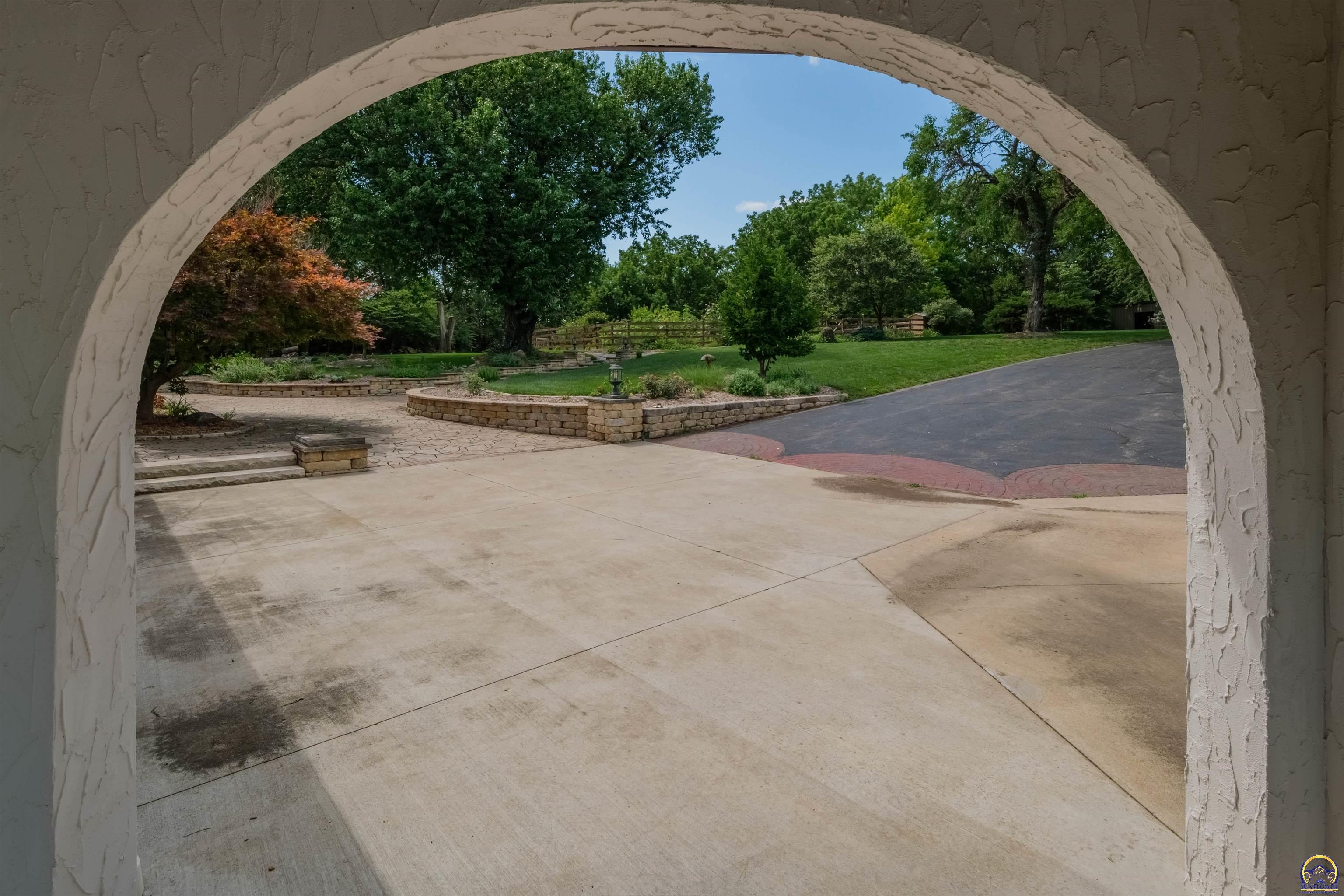 Topeka, Kansas 66618, United States, 5 Bedrooms Bedrooms, ,5 BathroomsBathrooms,Residential,Pending,53424