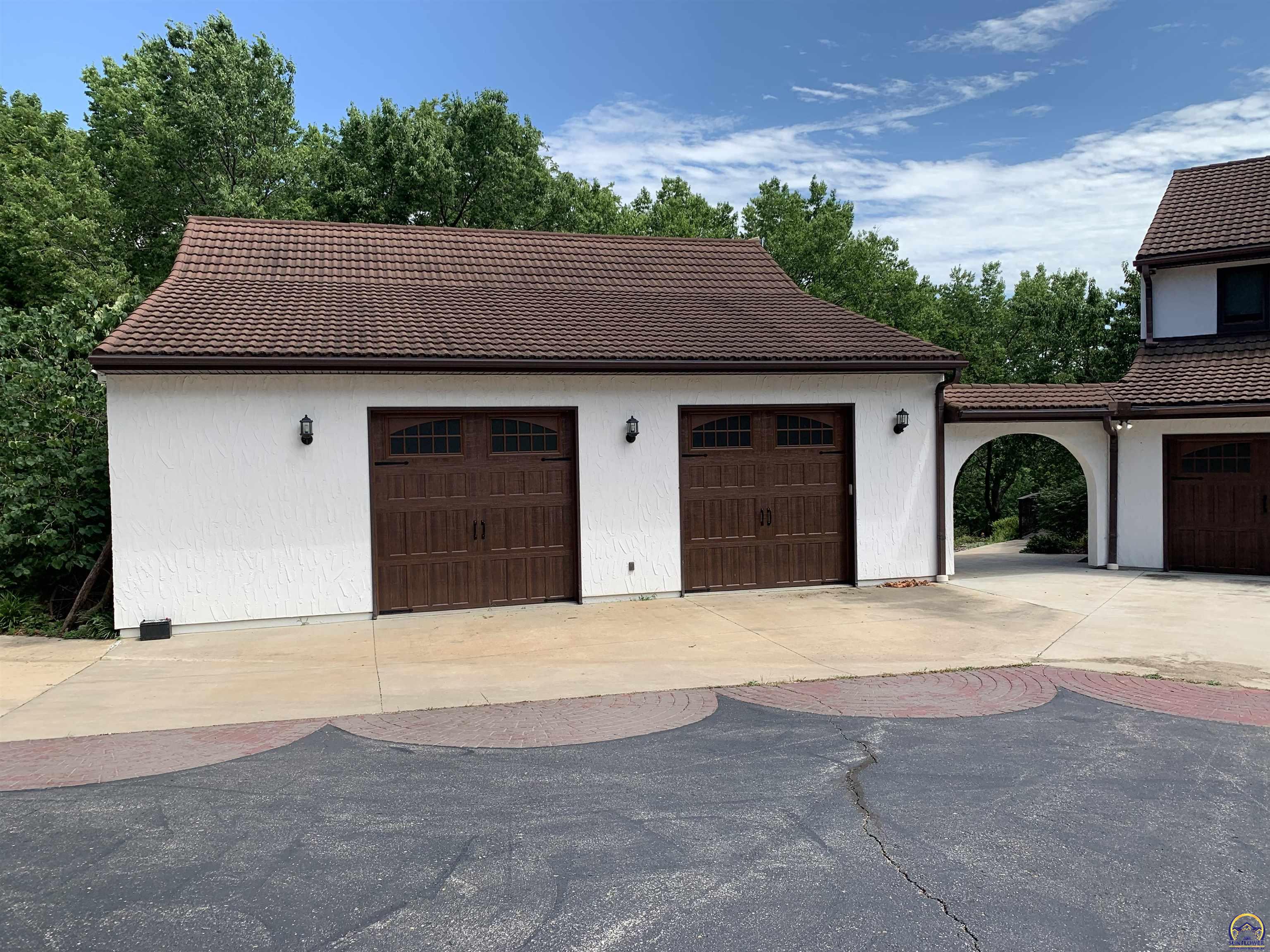 Topeka, Kansas 66618, United States, 5 Bedrooms Bedrooms, ,5 BathroomsBathrooms,Residential,Pending,53424